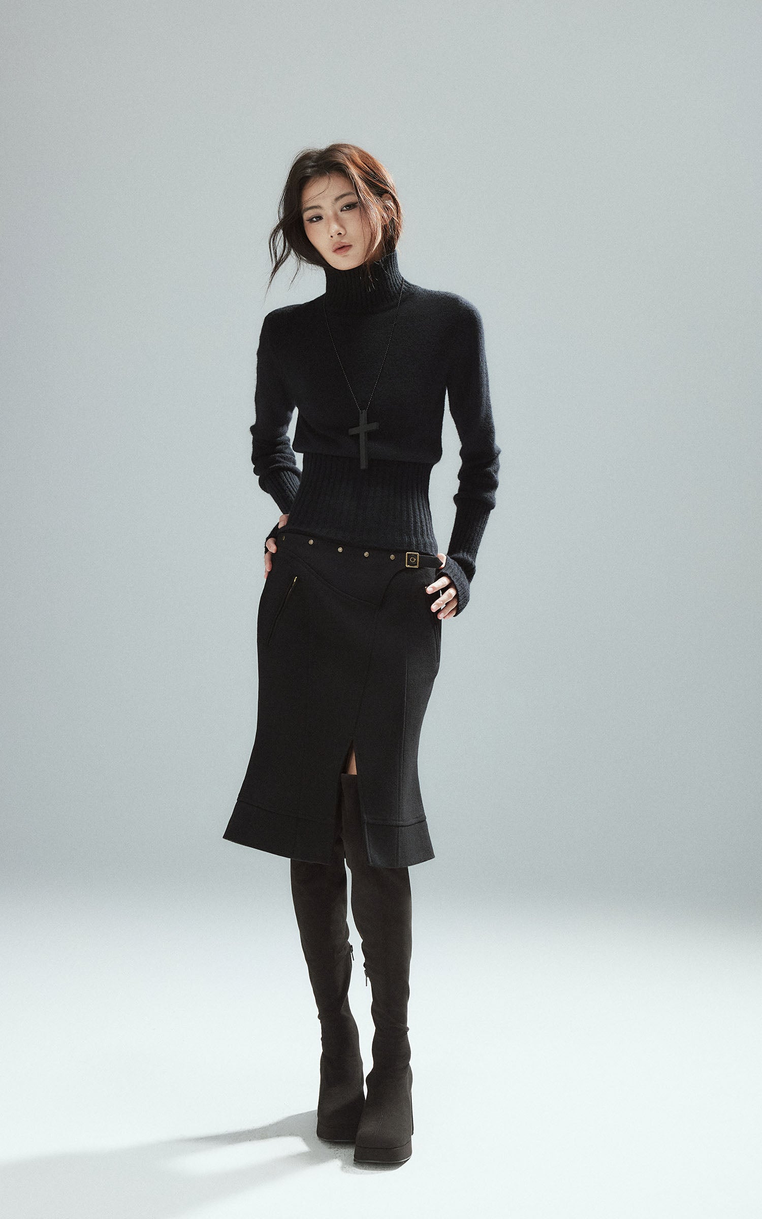 Low pixel スリムフィットハイネックニットトップ