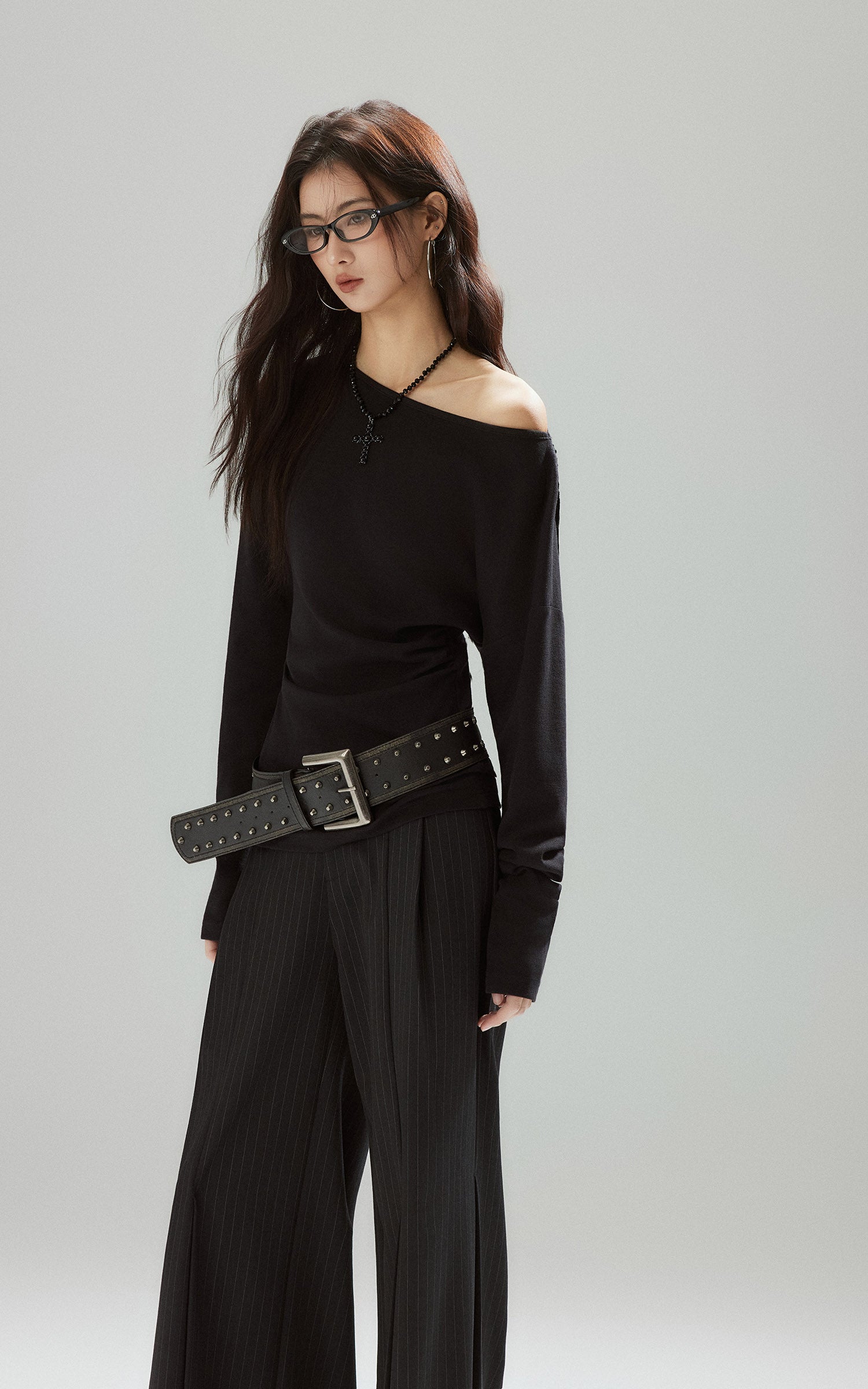 Low pixel バックストラップチェーンディテールフィットロングスリーブTシャツ