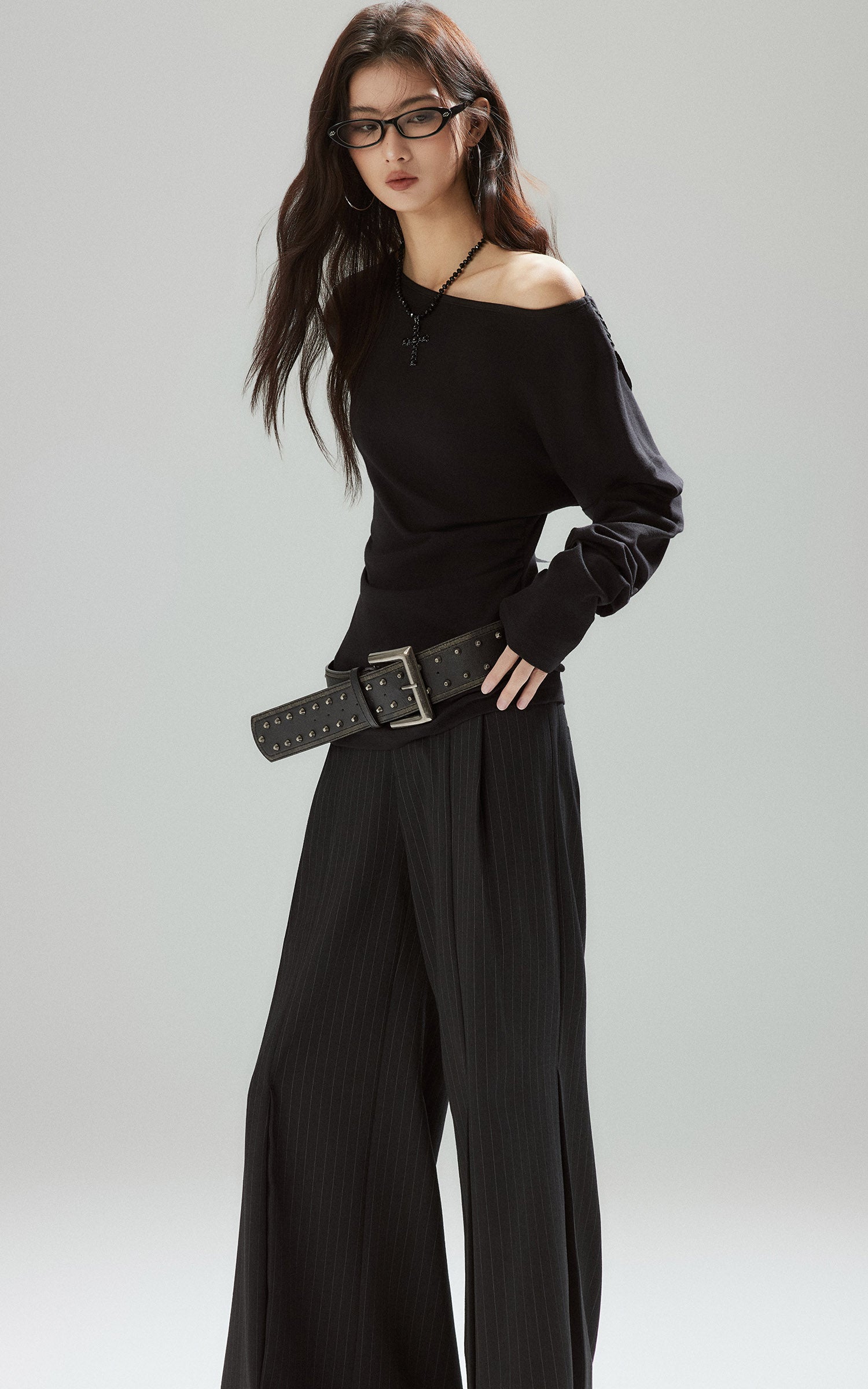 Low pixel バックストラップチェーンディテールフィットロングスリーブTシャツ