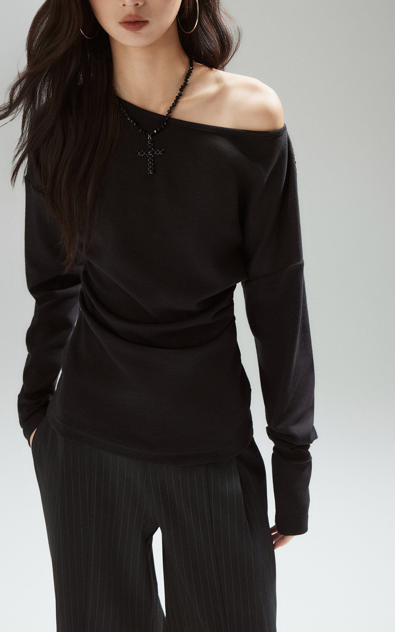 Low pixel バックストラップチェーンディテールフィットロングスリーブTシャツ