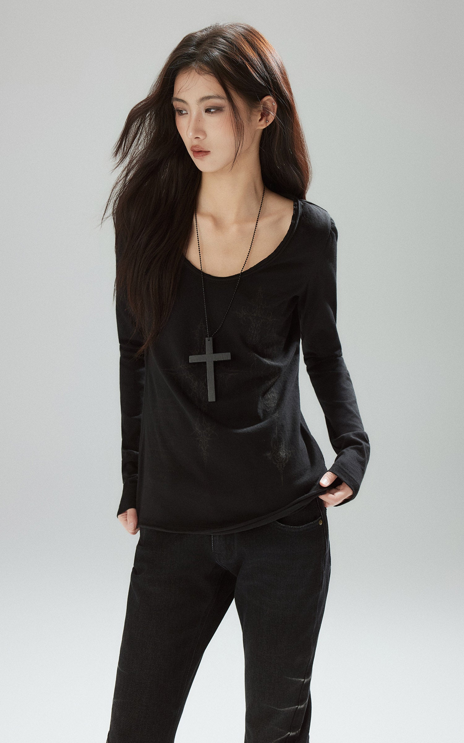 Low pixel ゴシッククロスウィングプリントフィットロングスリーブTシャツ