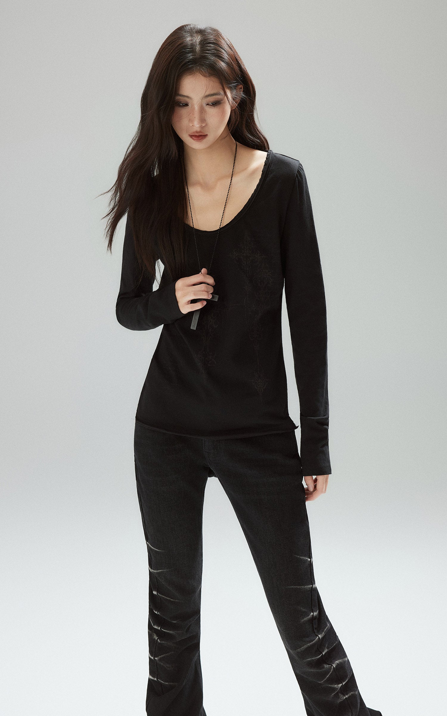 Low pixel ゴシッククロスウィングプリントフィットロングスリーブTシャツ