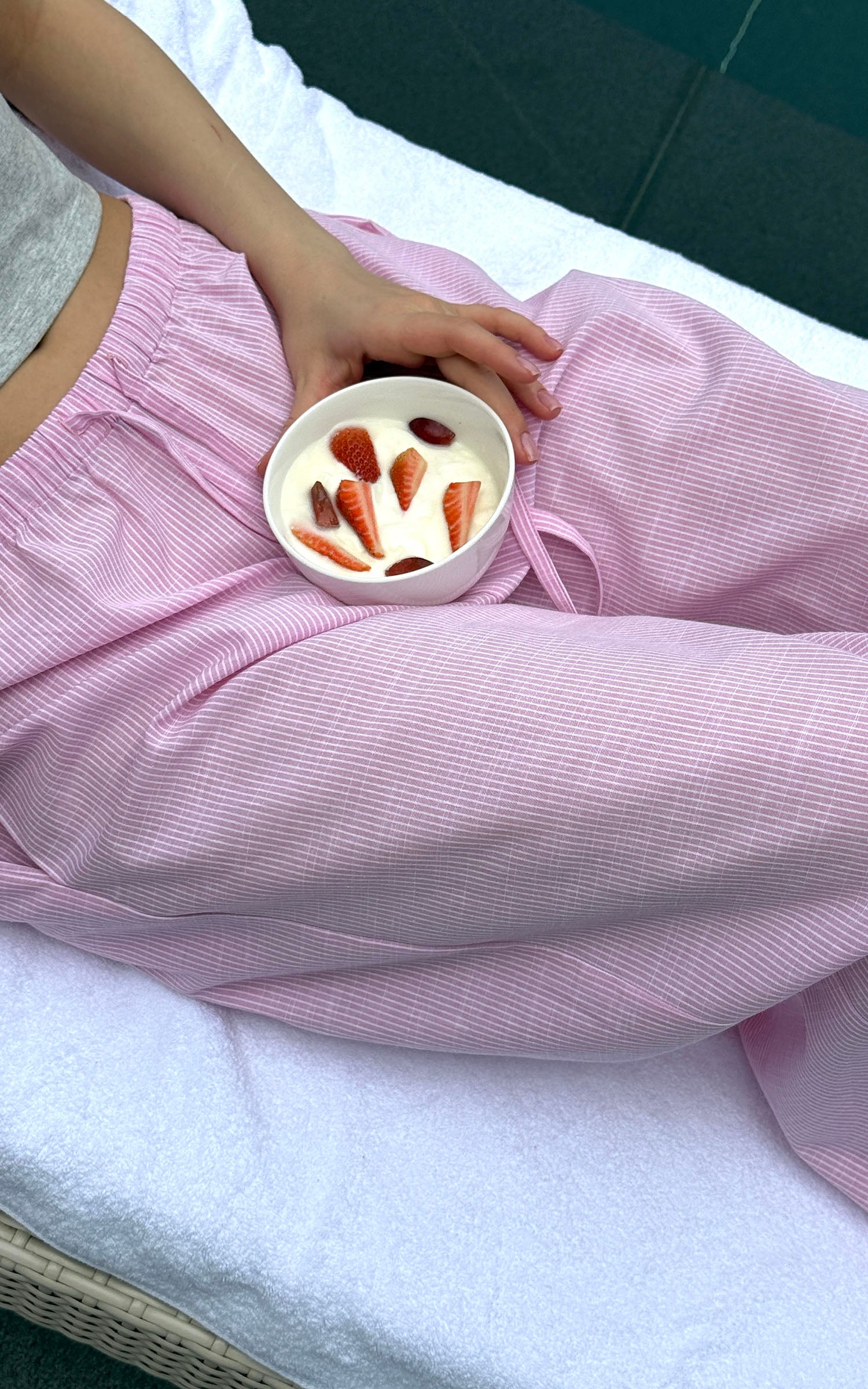 0122stepll ピンクストライプのリラックスワイドレッグパンツ