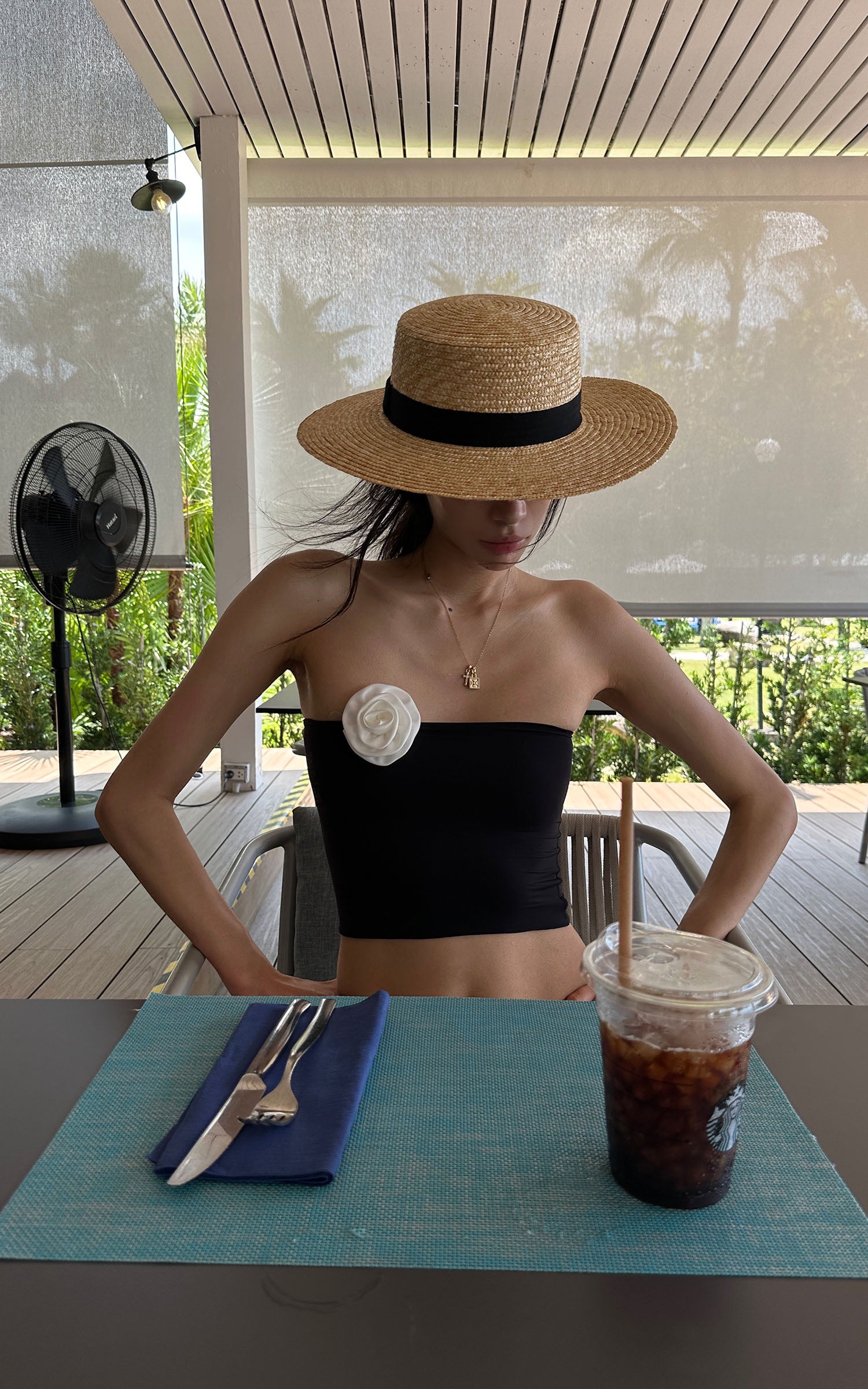 0122stepll 花の取り外し可能なバックレススリーブレストップ