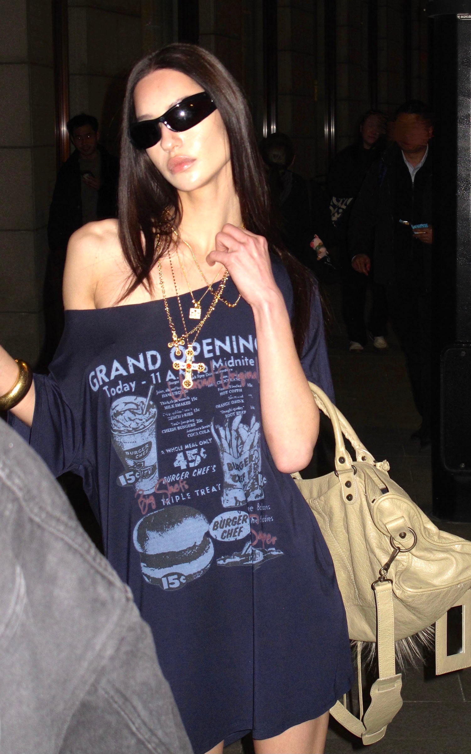 0122stepll オフショルダーリラックスグラフィックTシャツ