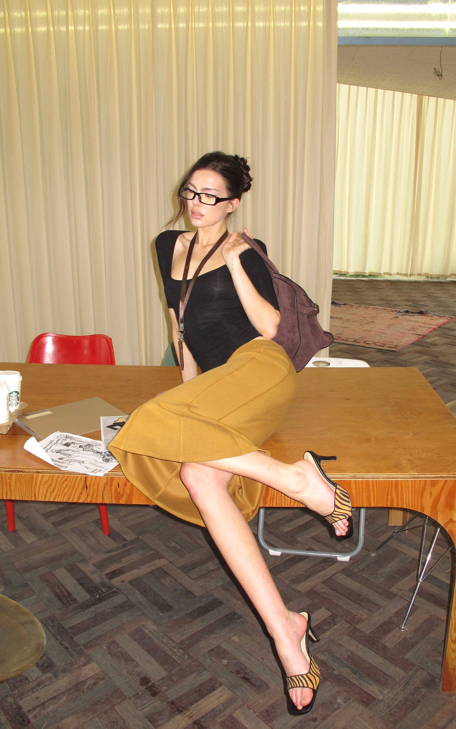 0122stepll 彫刻的なスcoopネッククロップドトップ