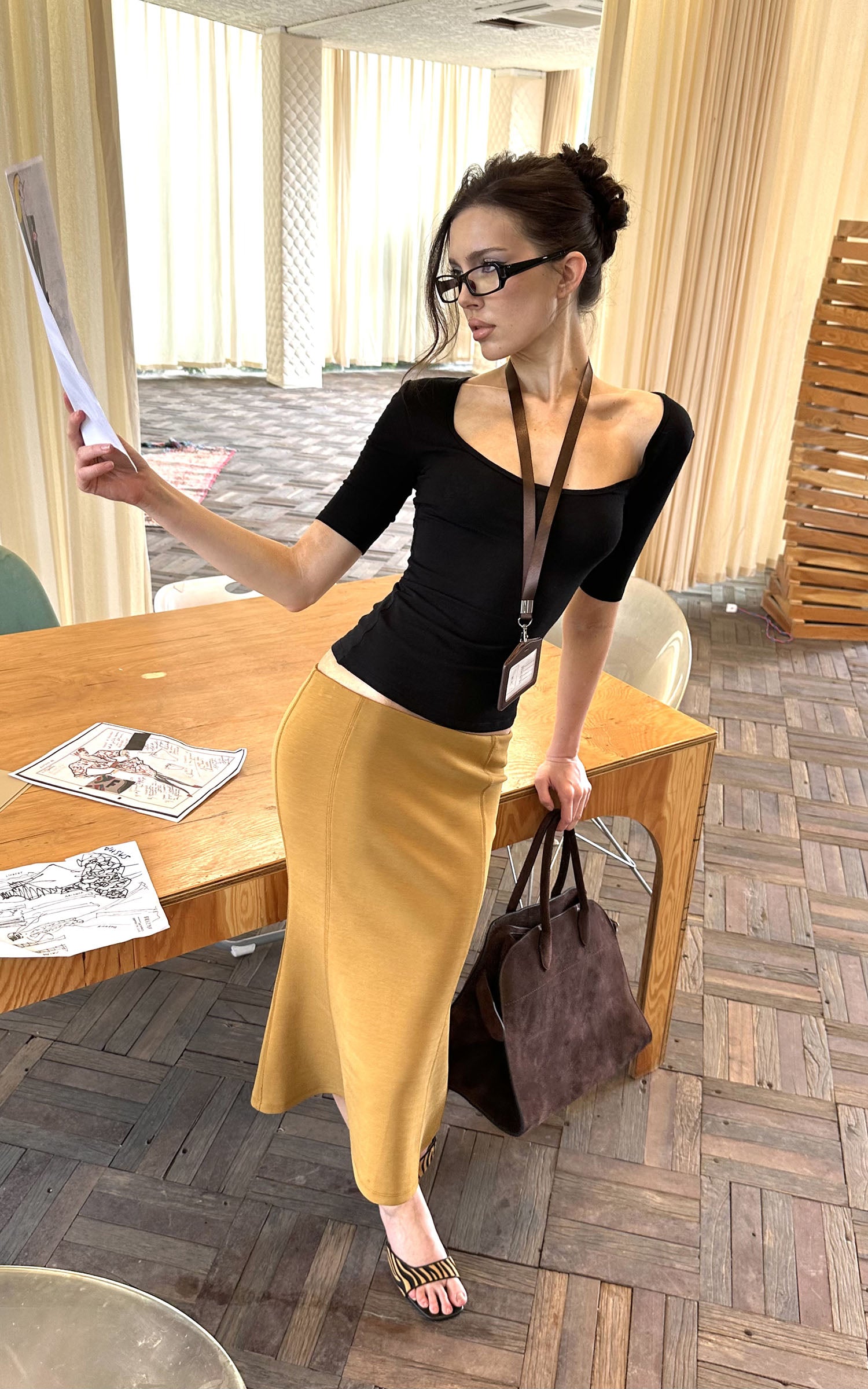 0122stepll 彫刻的なスcoopネッククロップドトップ