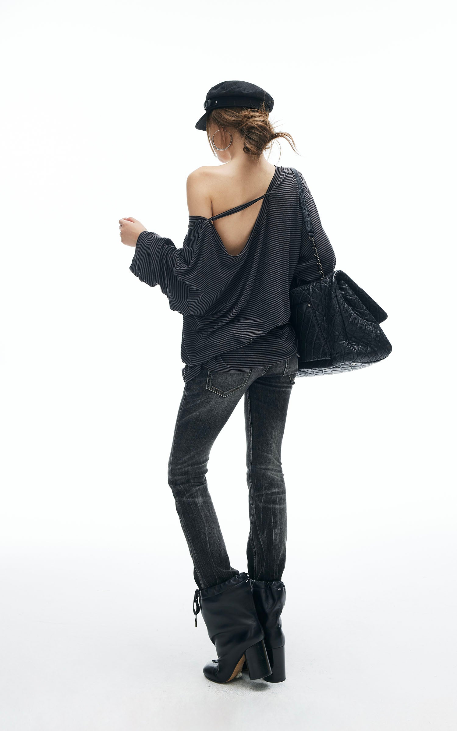 IAMXIAA ストライプ柄オフショルダー長袖トップス（バックストラップ付き）