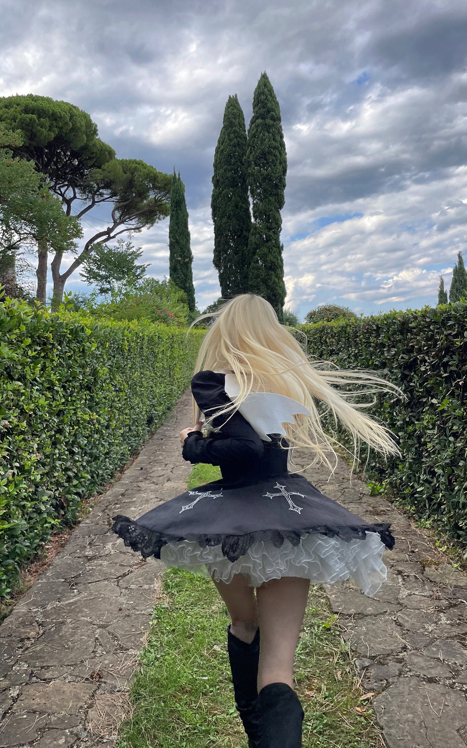 Rase le sol クロス刺繍とレースの裾が特徴のゴシックドレス