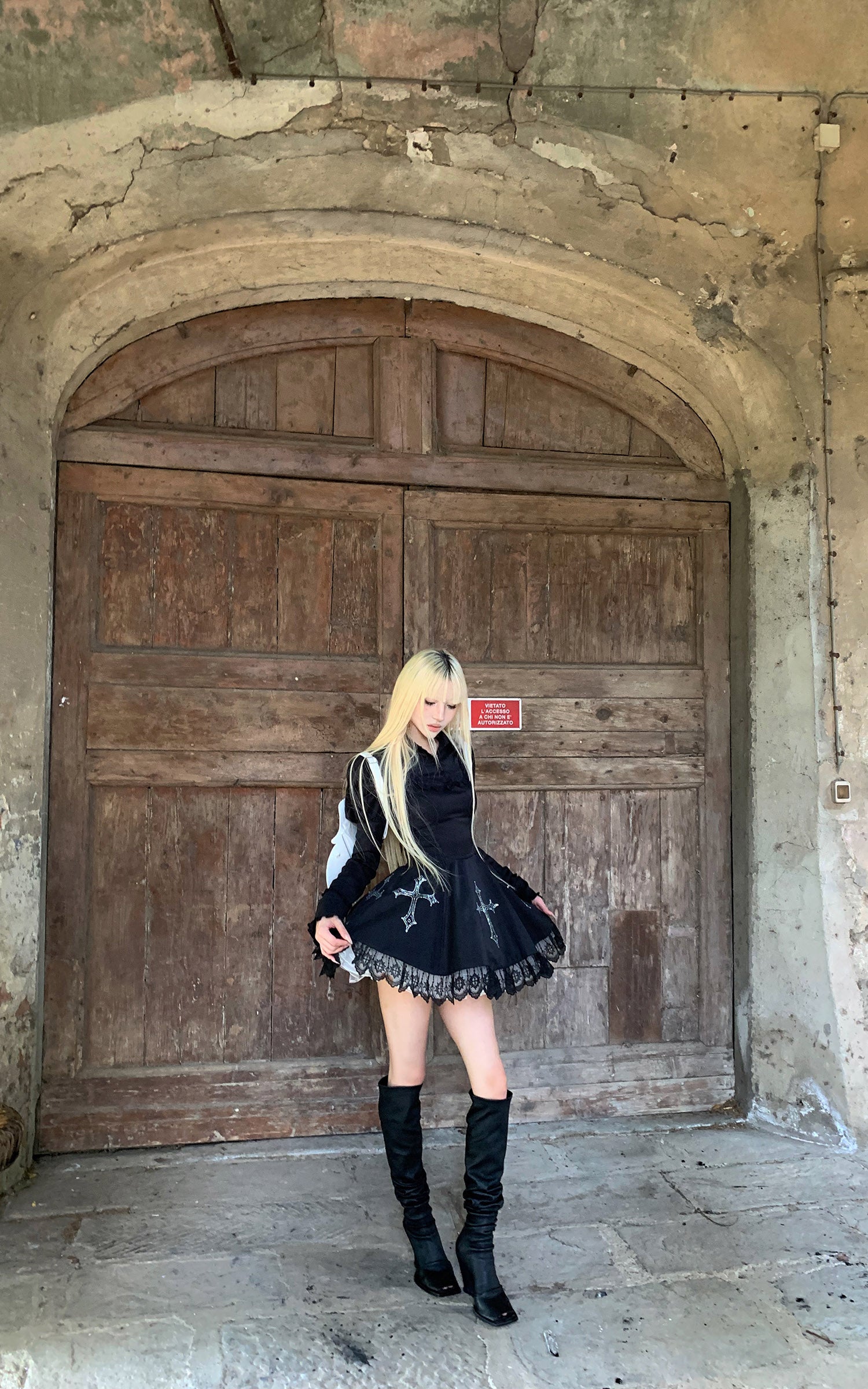 Rase le sol クロス刺繍とレースの裾が特徴のゴシックドレス