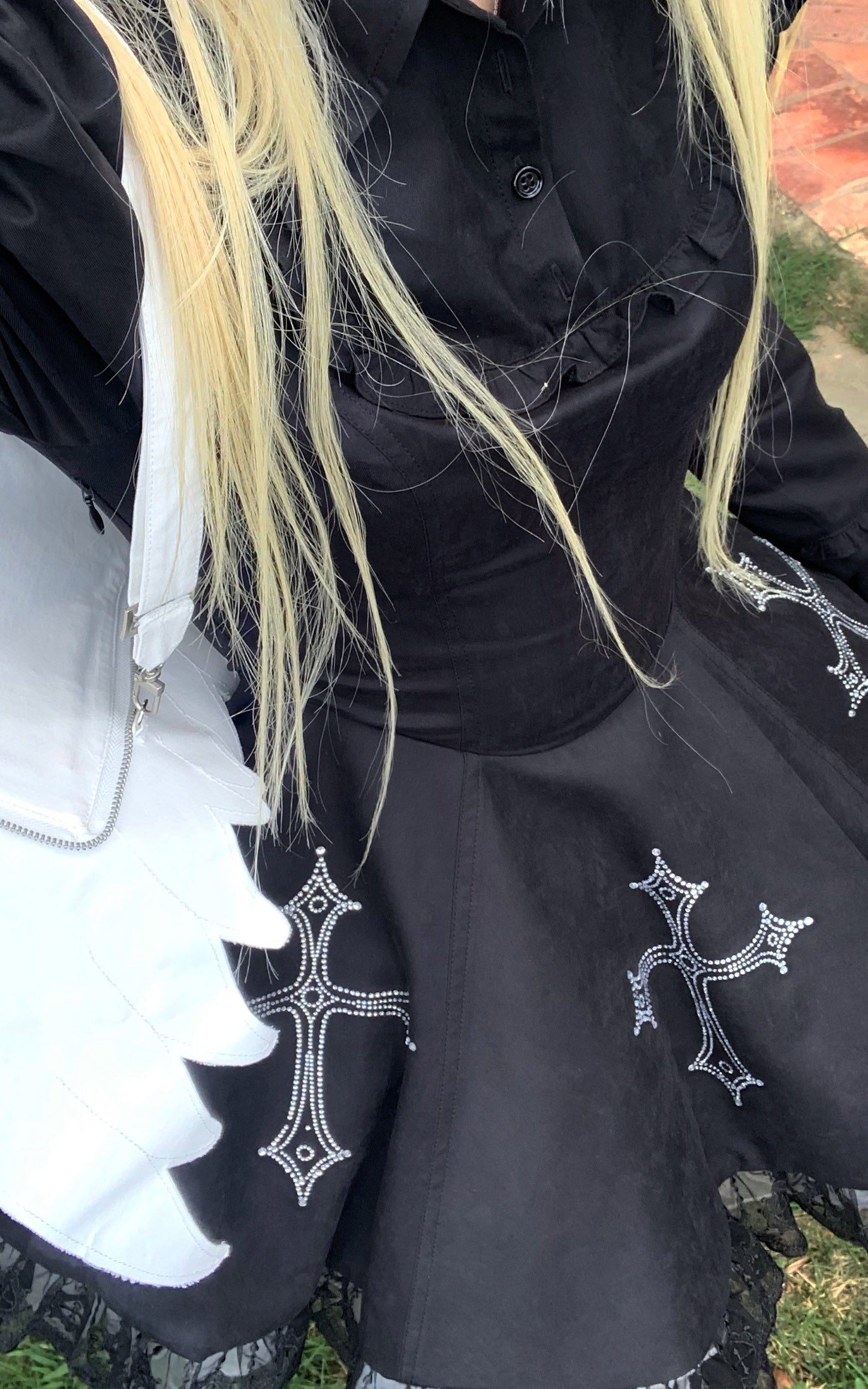 Rase le sol クロス刺繍とレースの裾が特徴のゴシックドレス