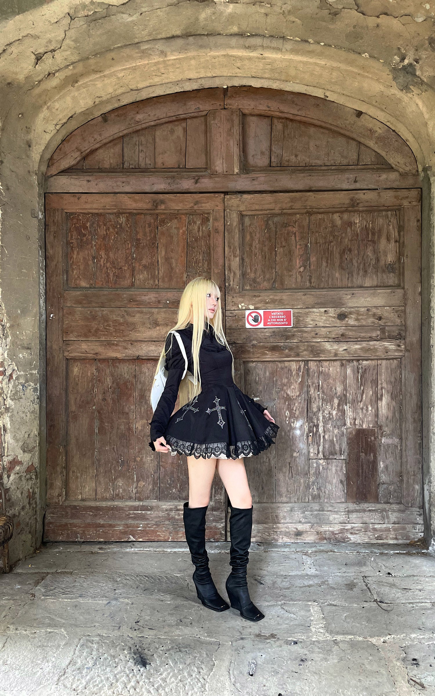 Rase le sol クロス刺繍とレースの裾が特徴のゴシックドレス