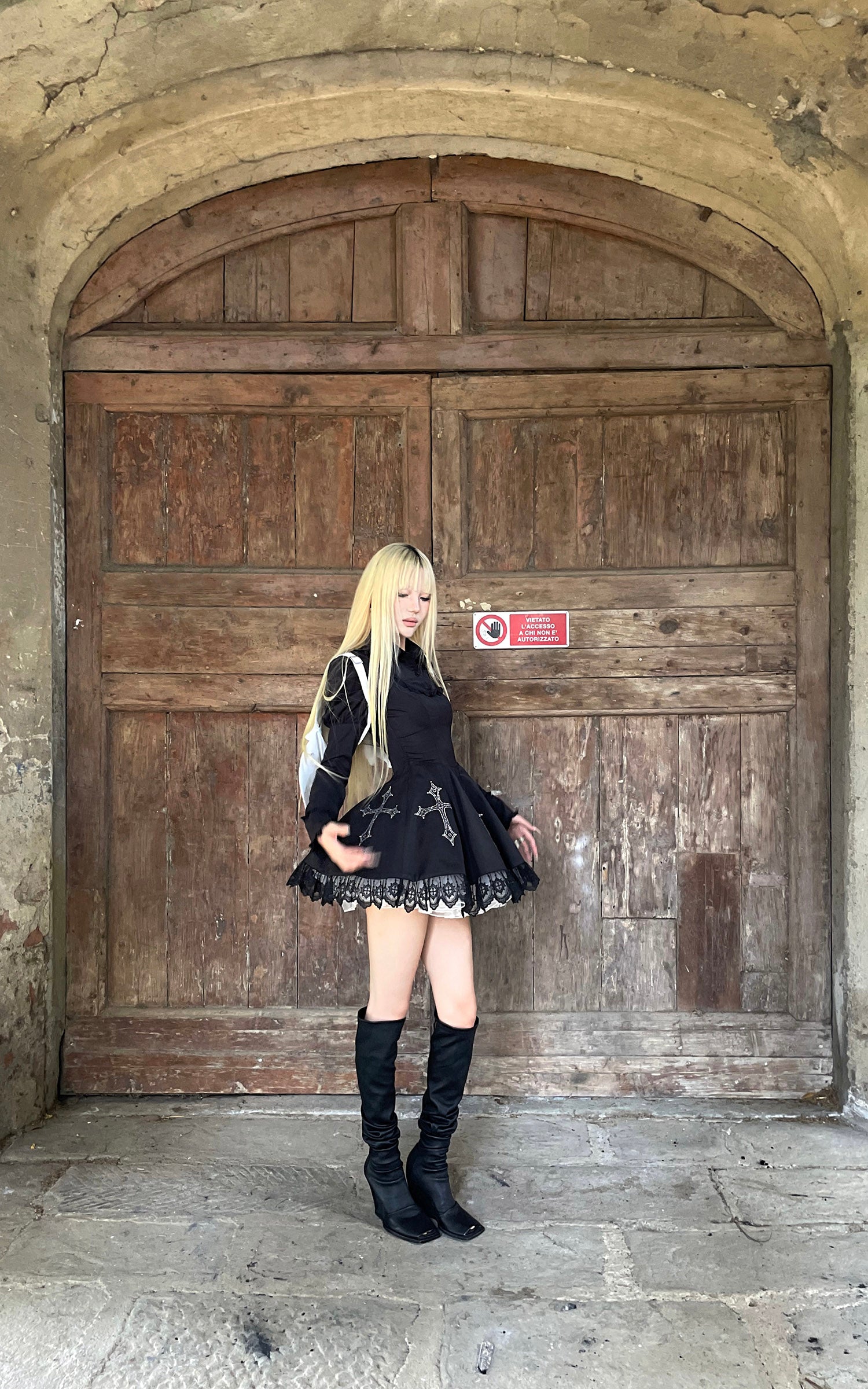 Rase le sol クロス刺繍とレースの裾が特徴のゴシックドレス