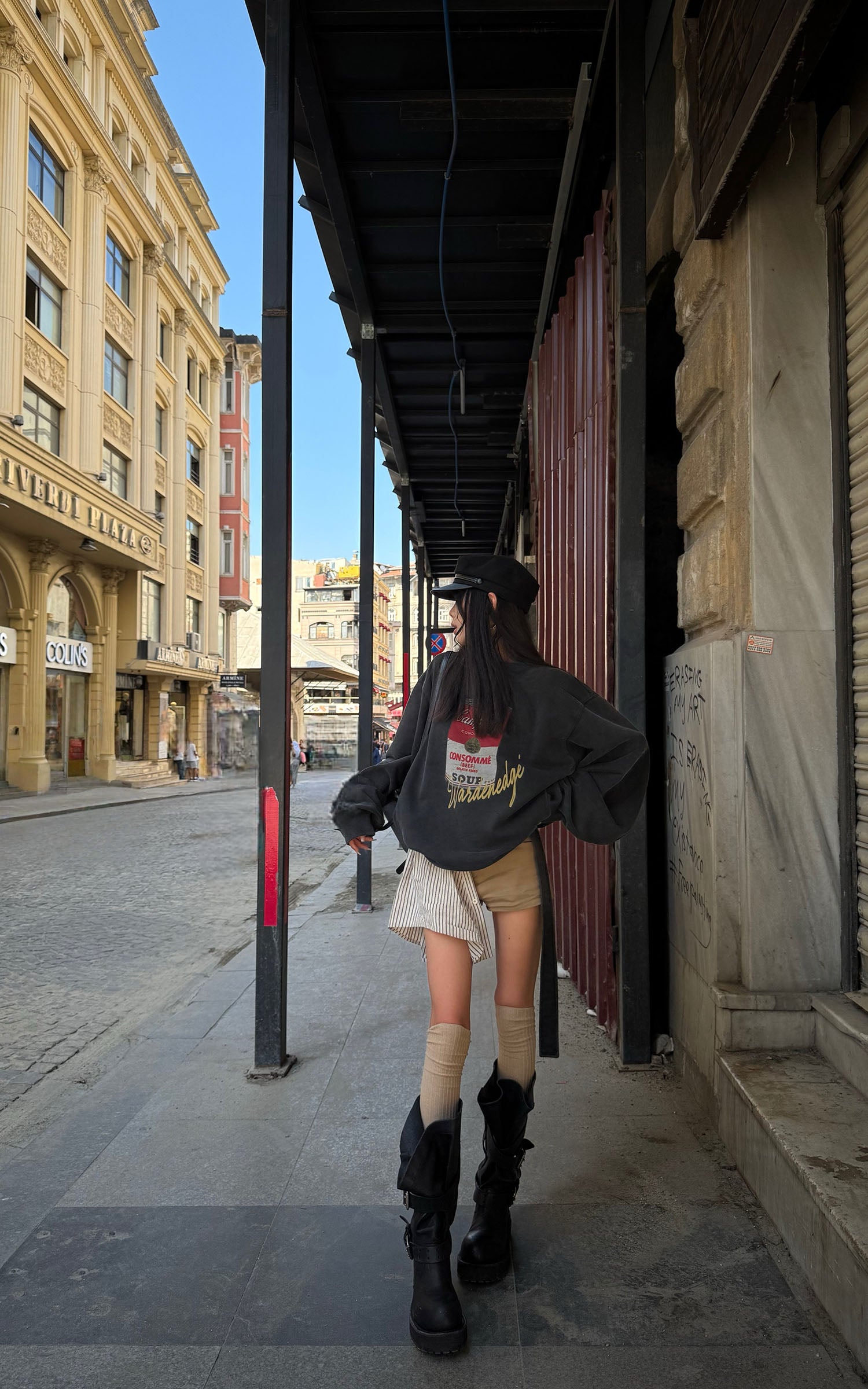 WARDEN EDGE ストライプドレープパネル付きアシンメトリーショートパンツ