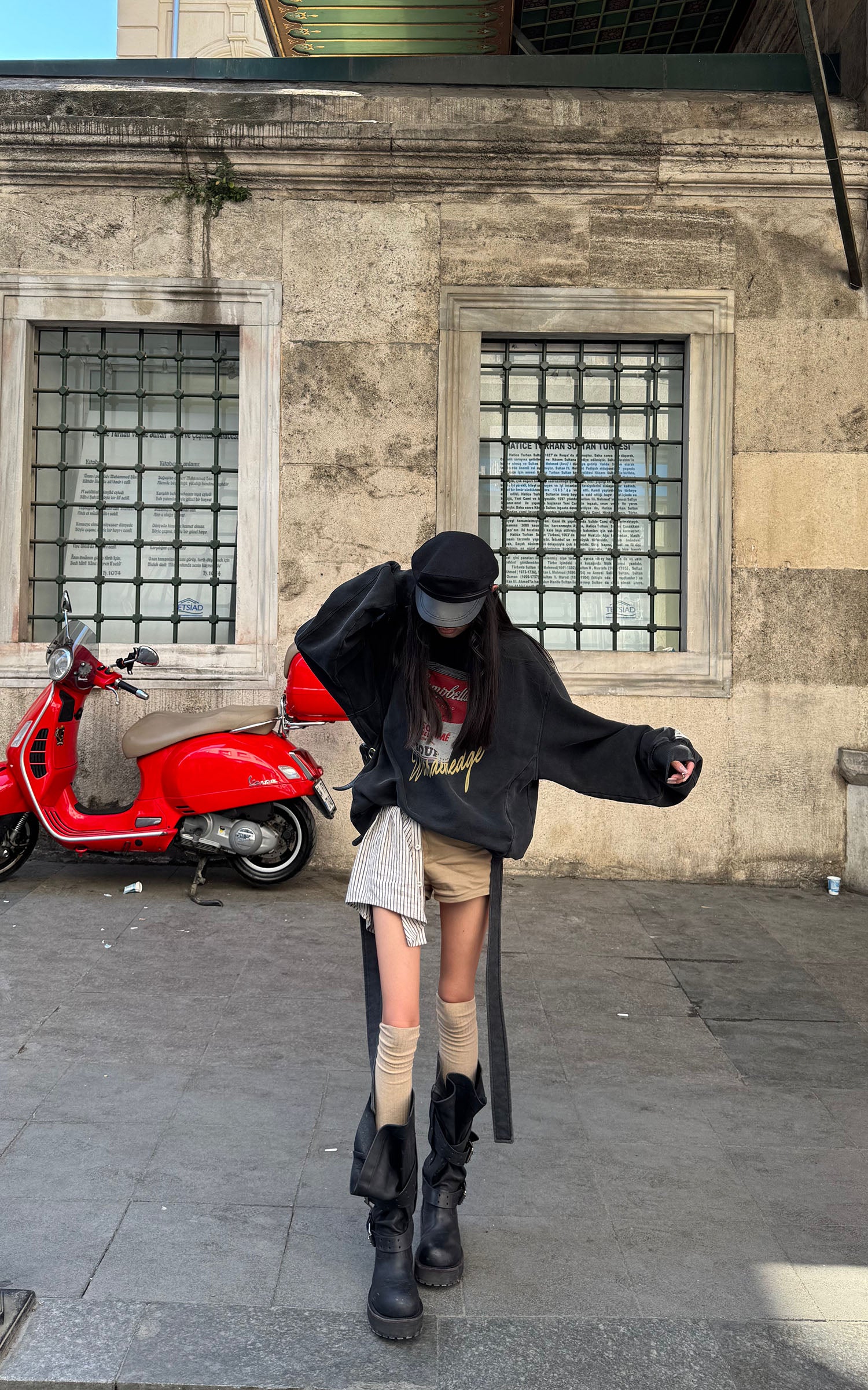 WARDEN EDGE ストライプドレープパネル付きアシンメトリーショートパンツ