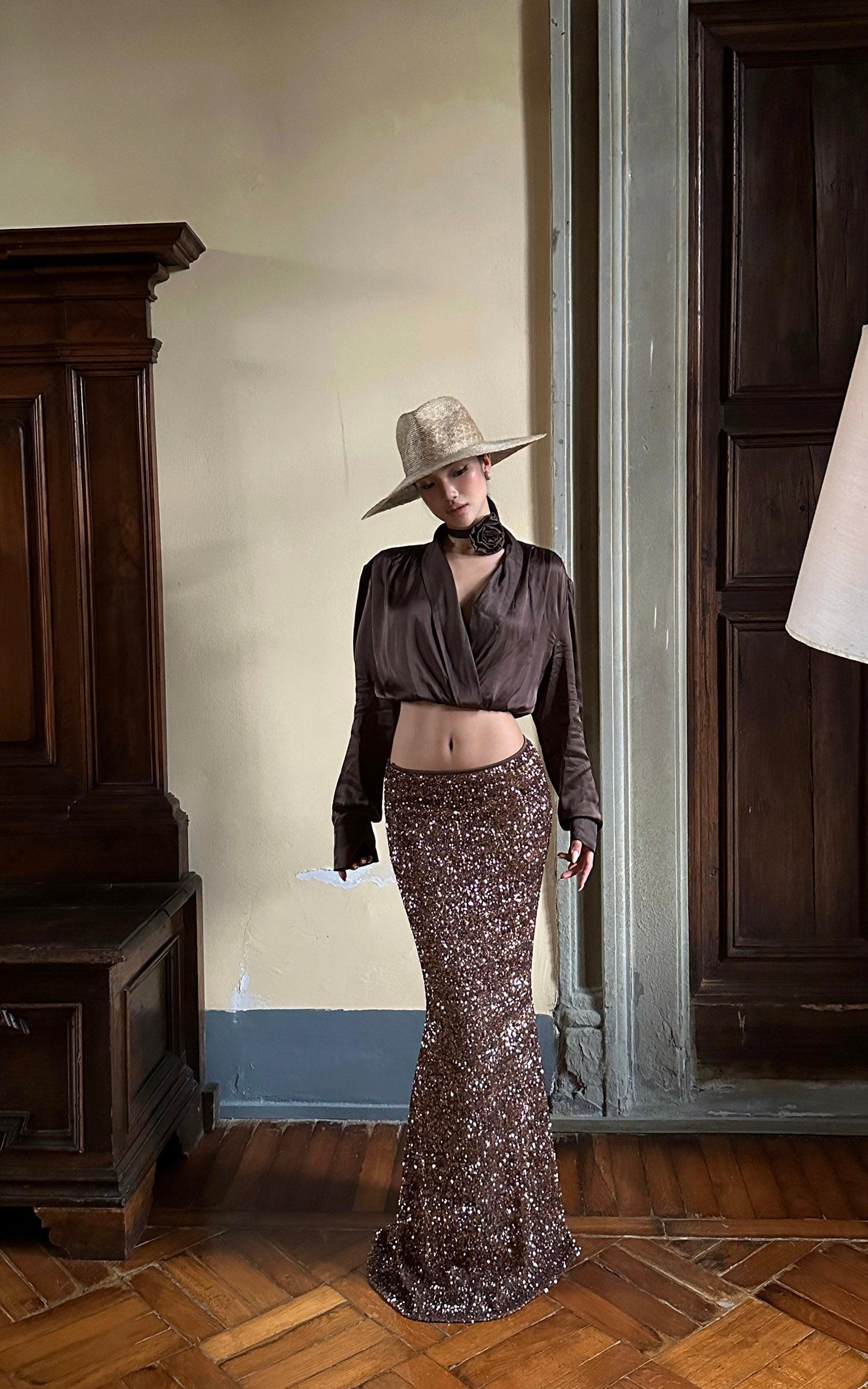 ROVENTE 取り外し可能なローズチョーカー付きドレープサテンクロップブラウス