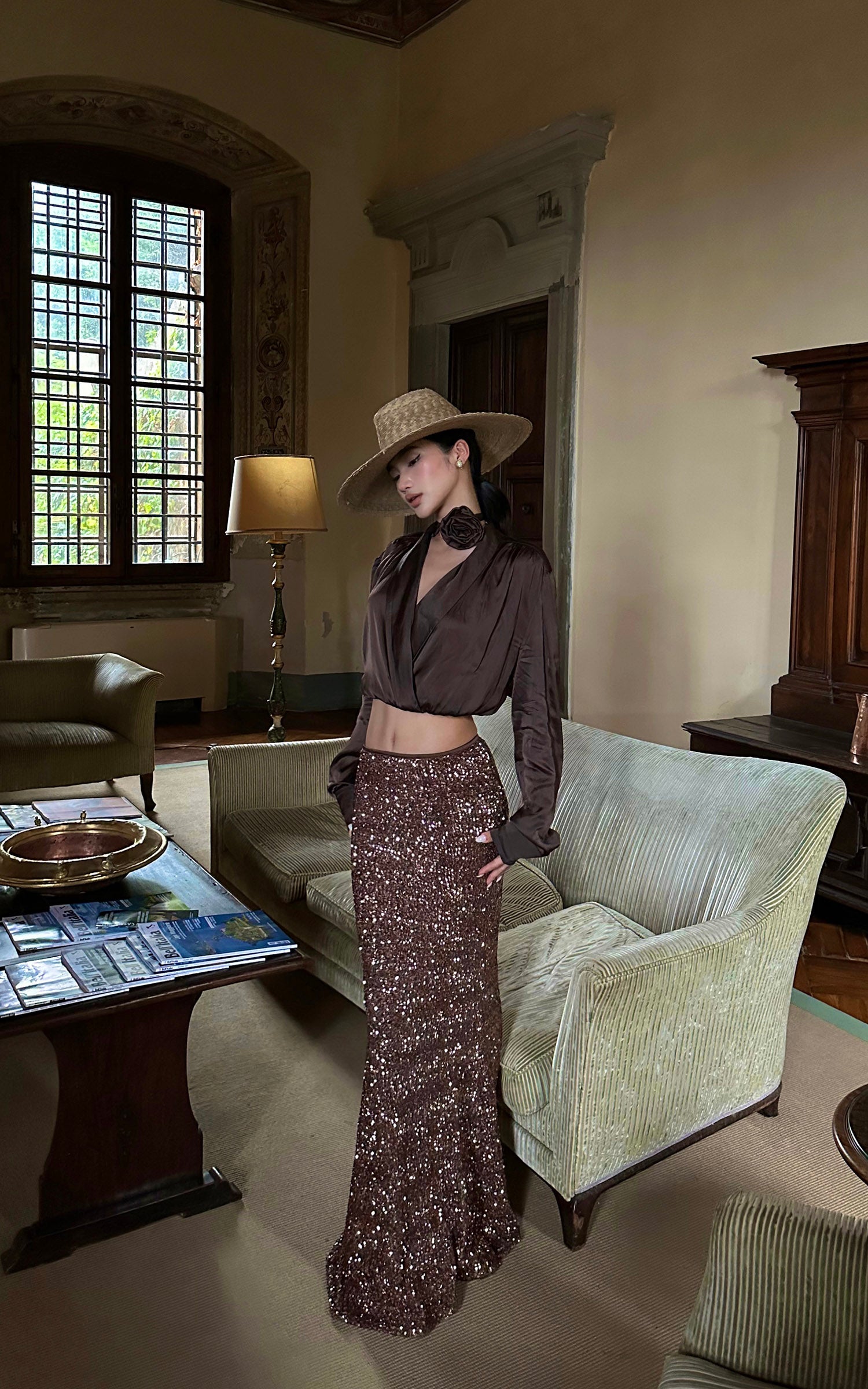 ROVENTE 取り外し可能なローズチョーカー付きドレープサテンクロップブラウス