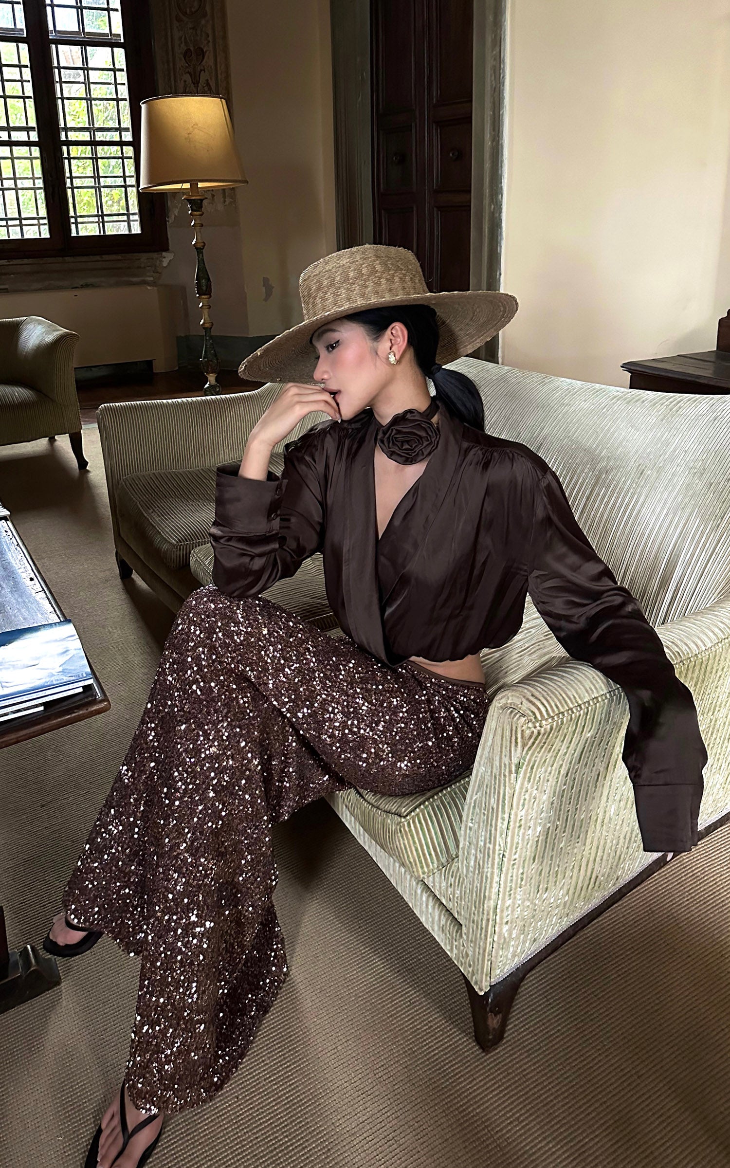 ROVENTE 取り外し可能なローズチョーカー付きドレープサテンクロップブラウス