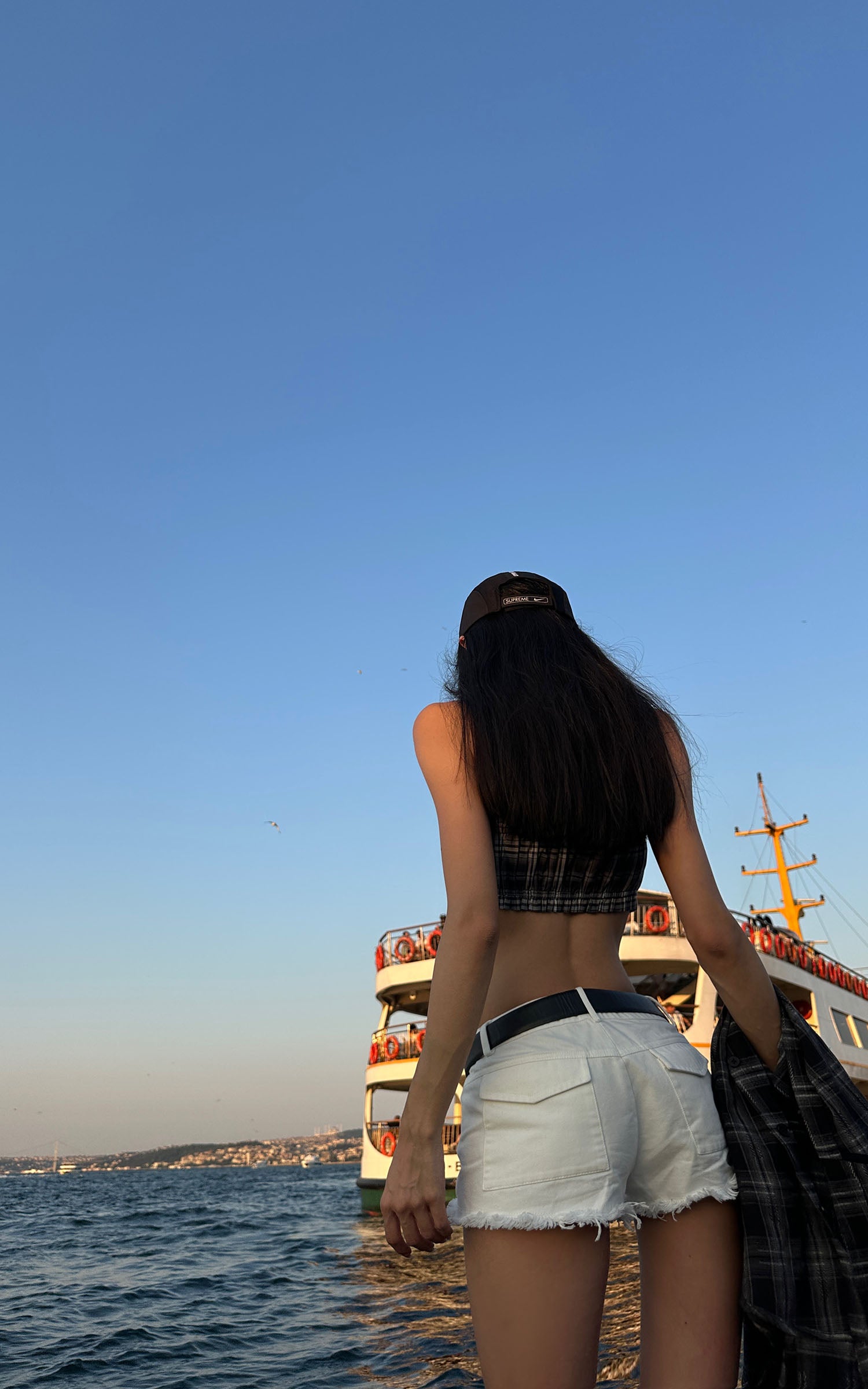 WARDEN EDGE ローライズカット＆バックフラップポケット付きのローヘムデニムショートパンツ