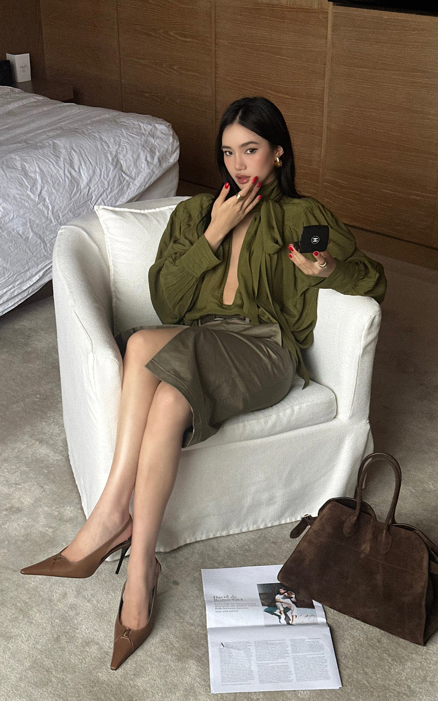 ROVENTE タイ付き襟とふんわり袖のドレープVネックブラウス