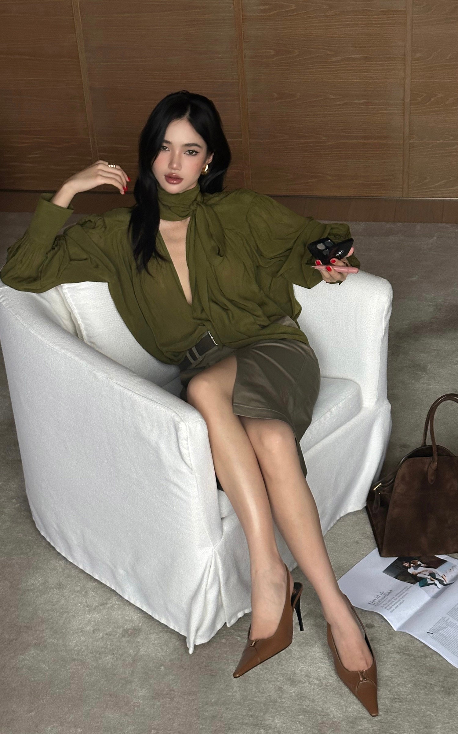 ROVENTE タイ付き襟とふんわり袖のドレープVネックブラウス