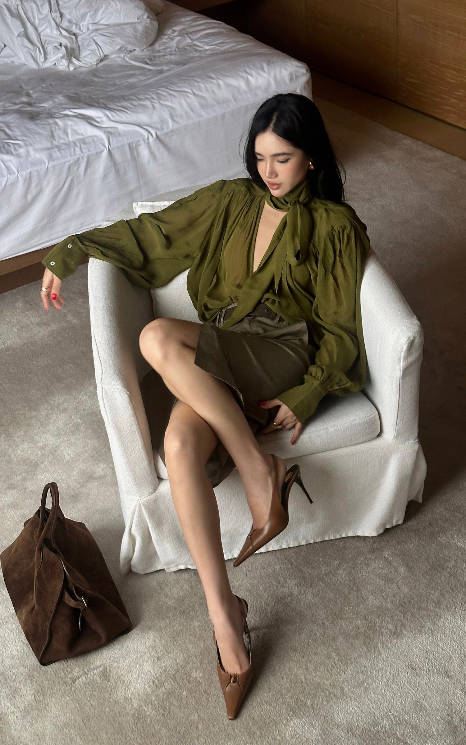 ROVENTE タイ付き襟とふんわり袖のドレープVネックブラウス