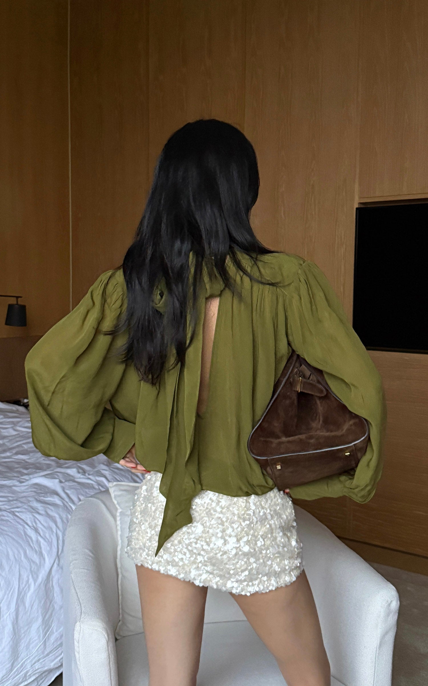 ROVENTE タイ付き襟とふんわり袖のドレープVネックブラウス