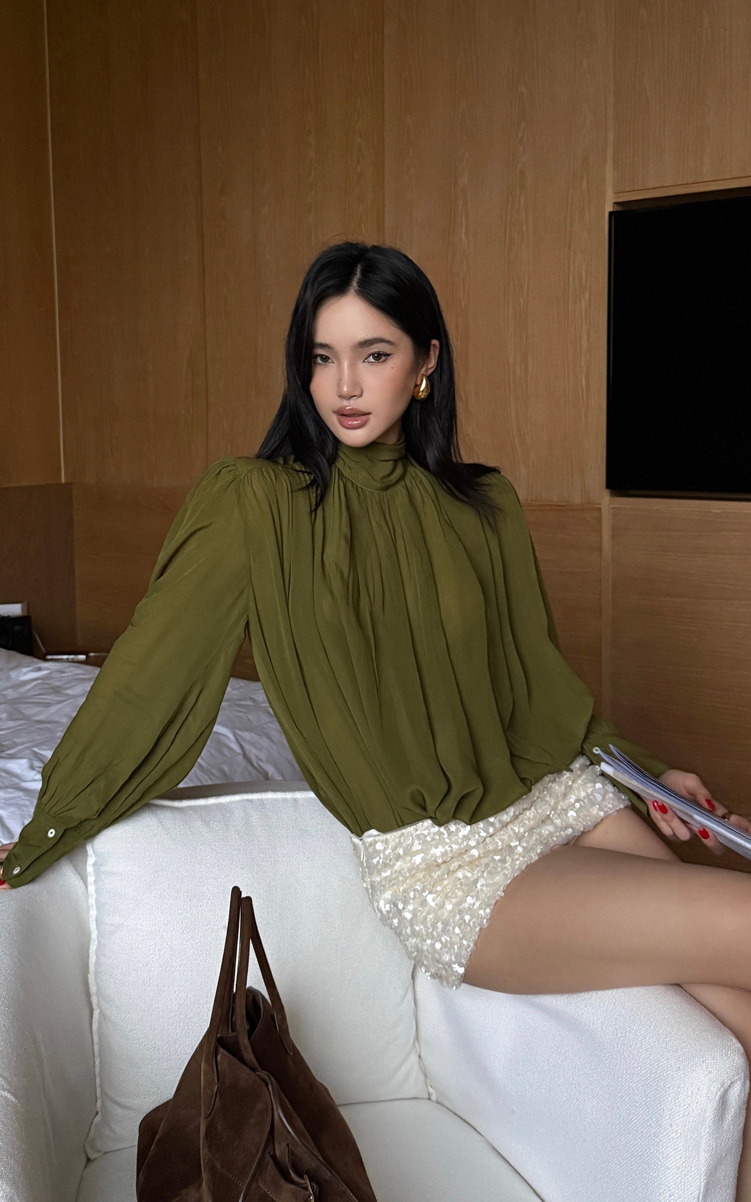 ROVENTE タイ付き襟とふんわり袖のドレープVネックブラウス