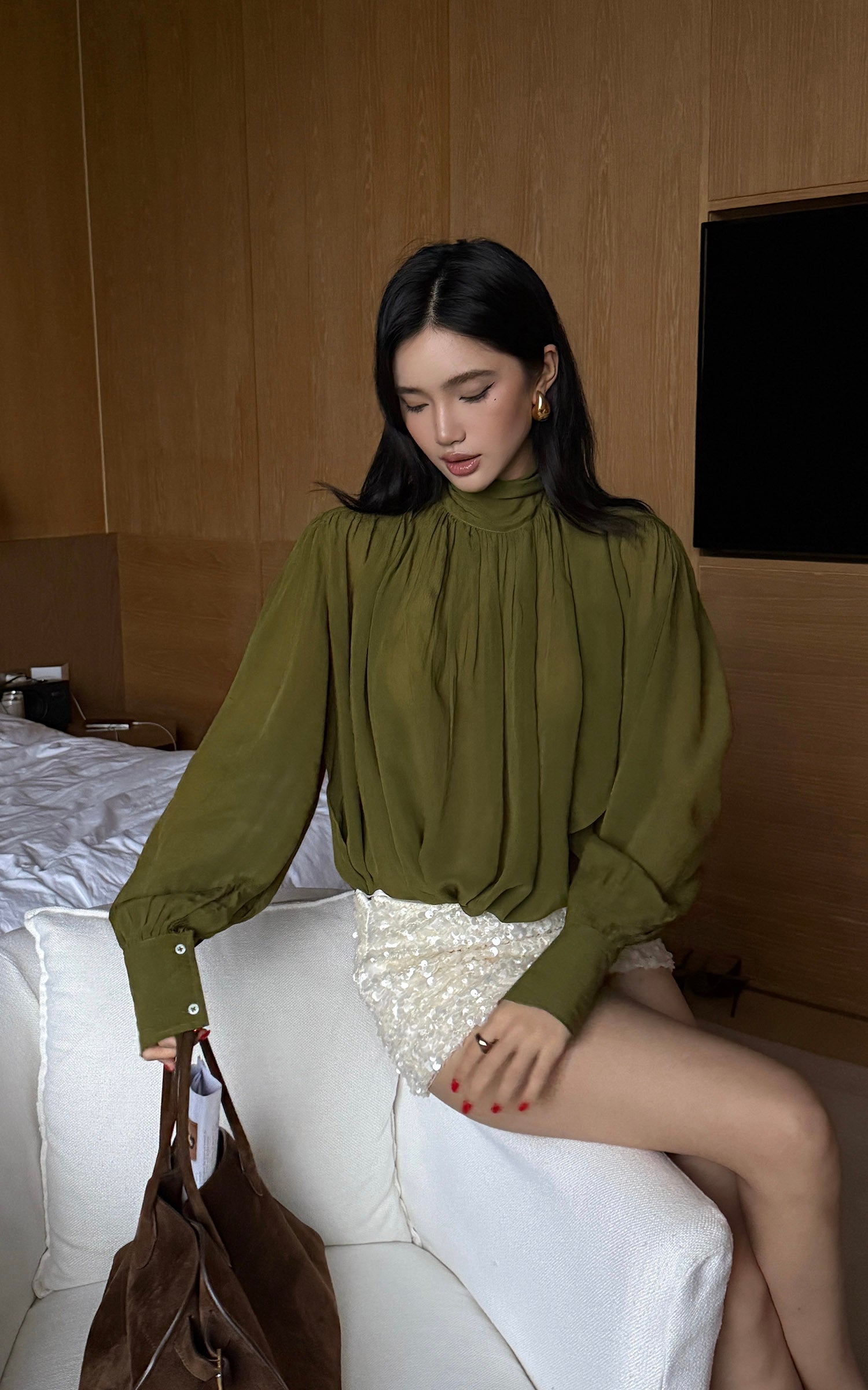 ROVENTE タイ付き襟とふんわり袖のドレープVネックブラウス