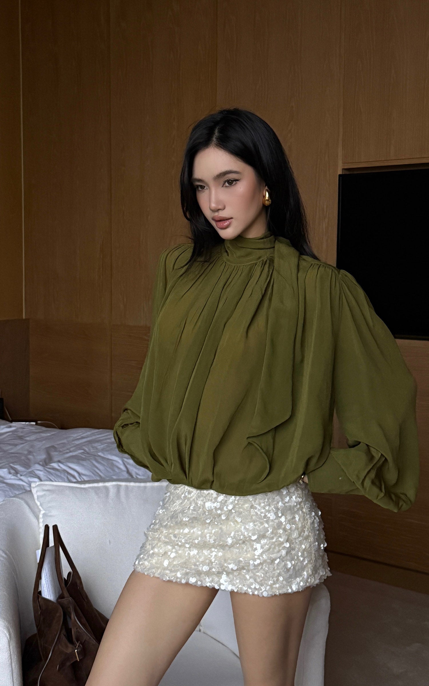 ROVENTE タイ付き襟とふんわり袖のドレープVネックブラウス