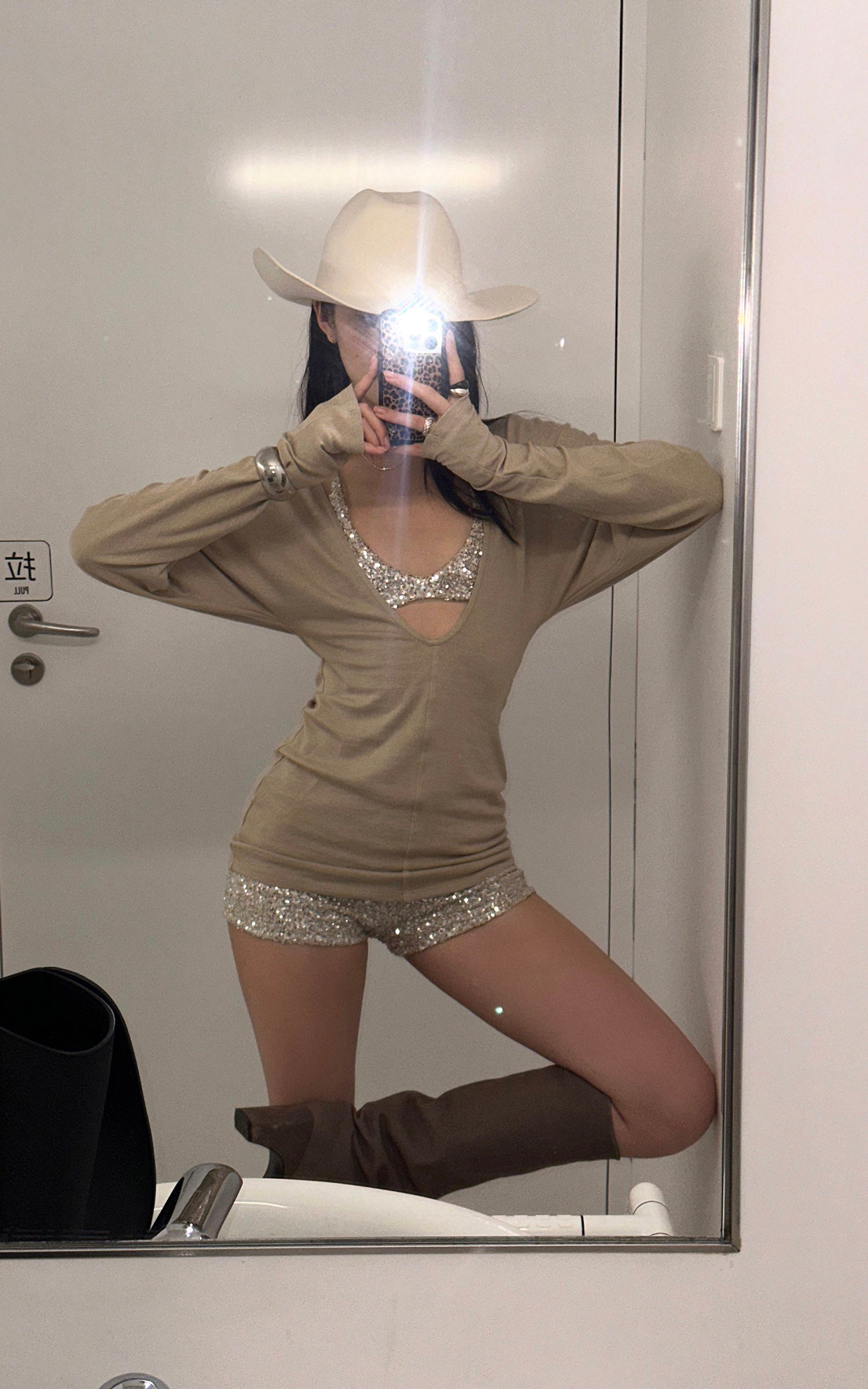 ROVENTE スパンコールブラ付きディープVニットトップ＆ショーツセット