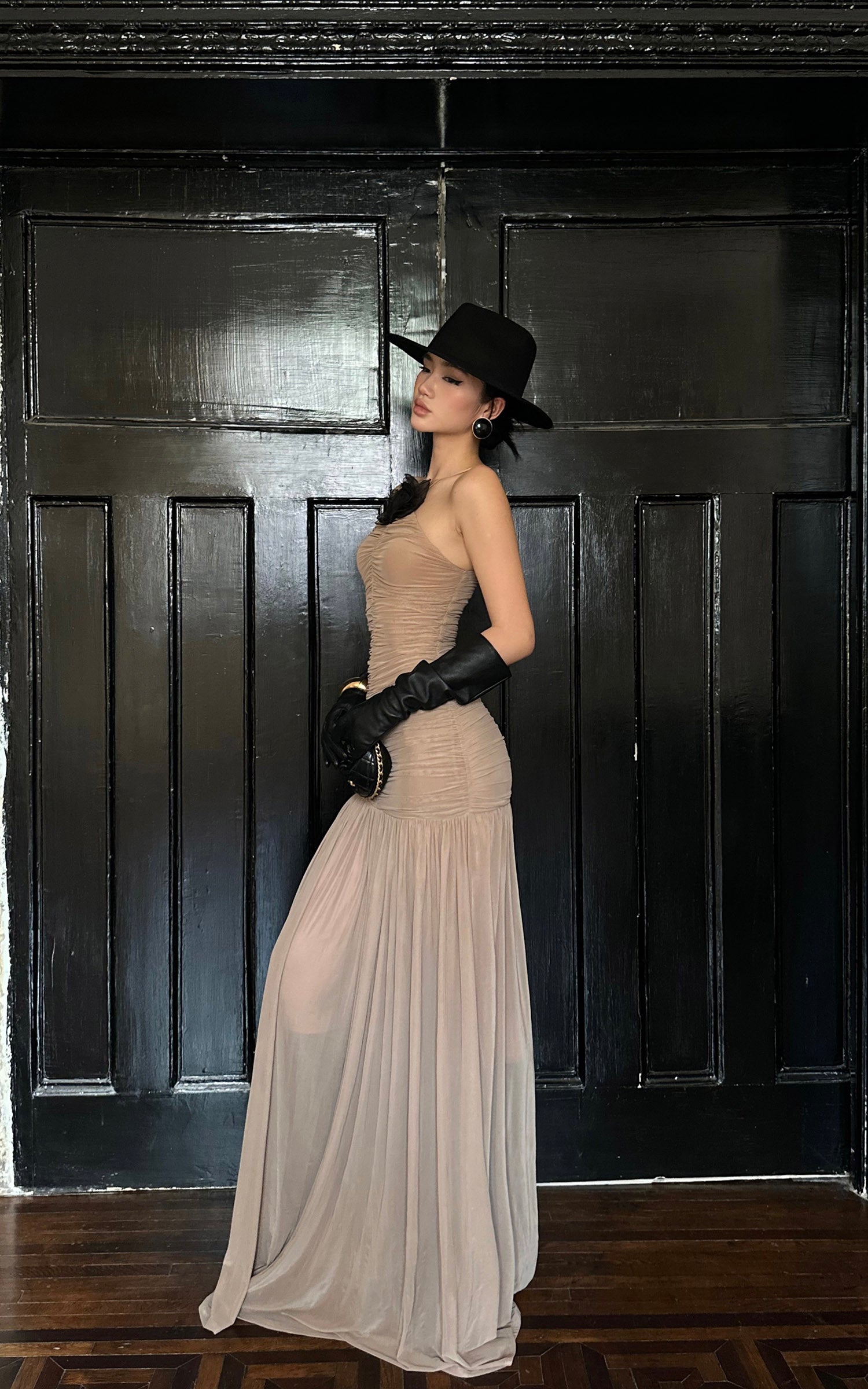 ROVENTE 取り外し可能なフラワーブローチ付きギャザーメッシュマキシドレス＆フローヘム