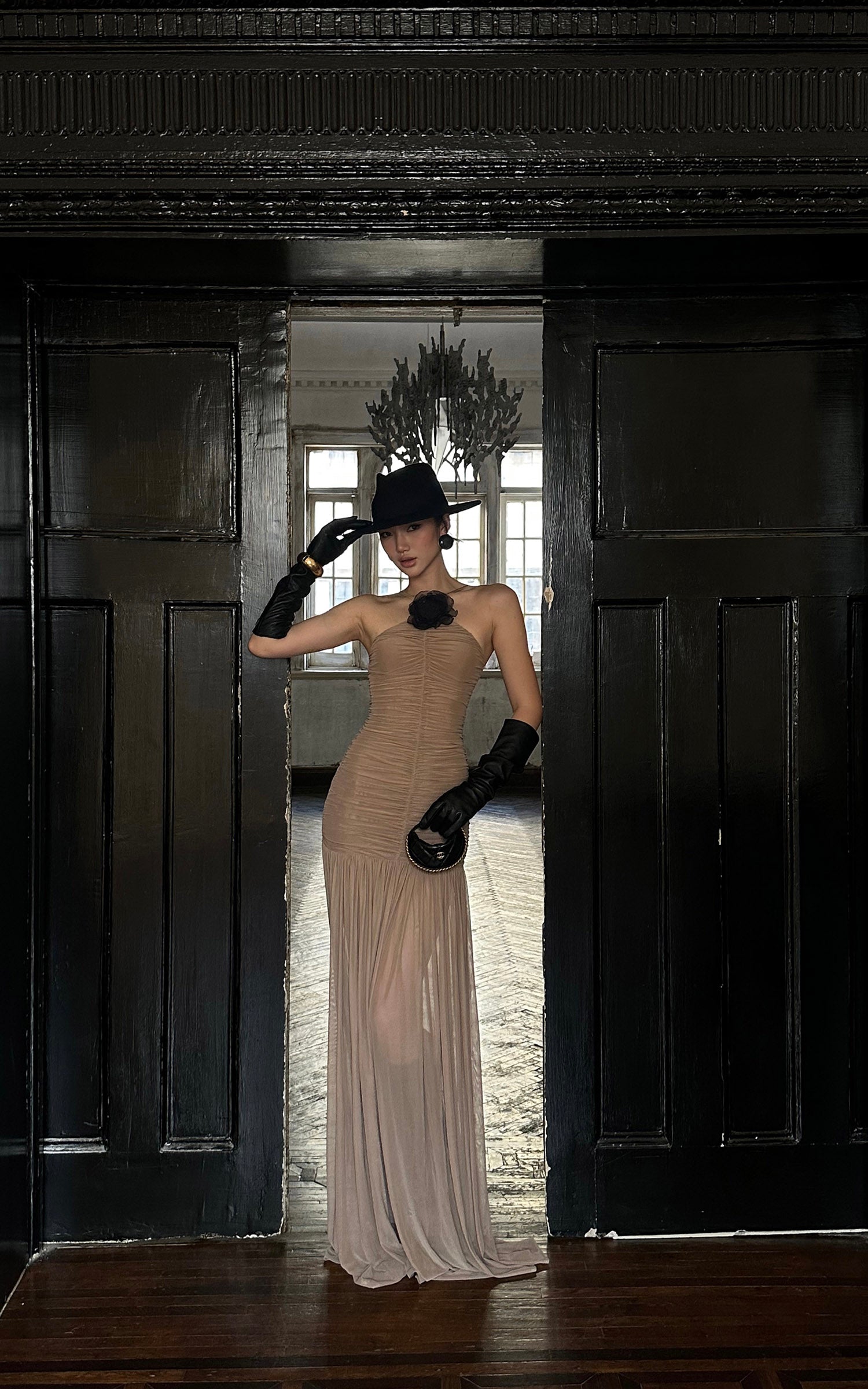 ROVENTE 取り外し可能なフラワーブローチ付きギャザーメッシュマキシドレス＆フローヘム