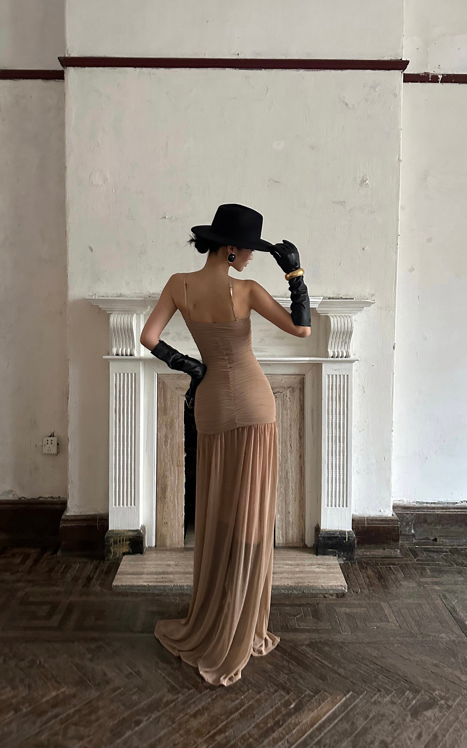 ROVENTE 取り外し可能なフラワーブローチ付きギャザーメッシュマキシドレス＆フローヘム