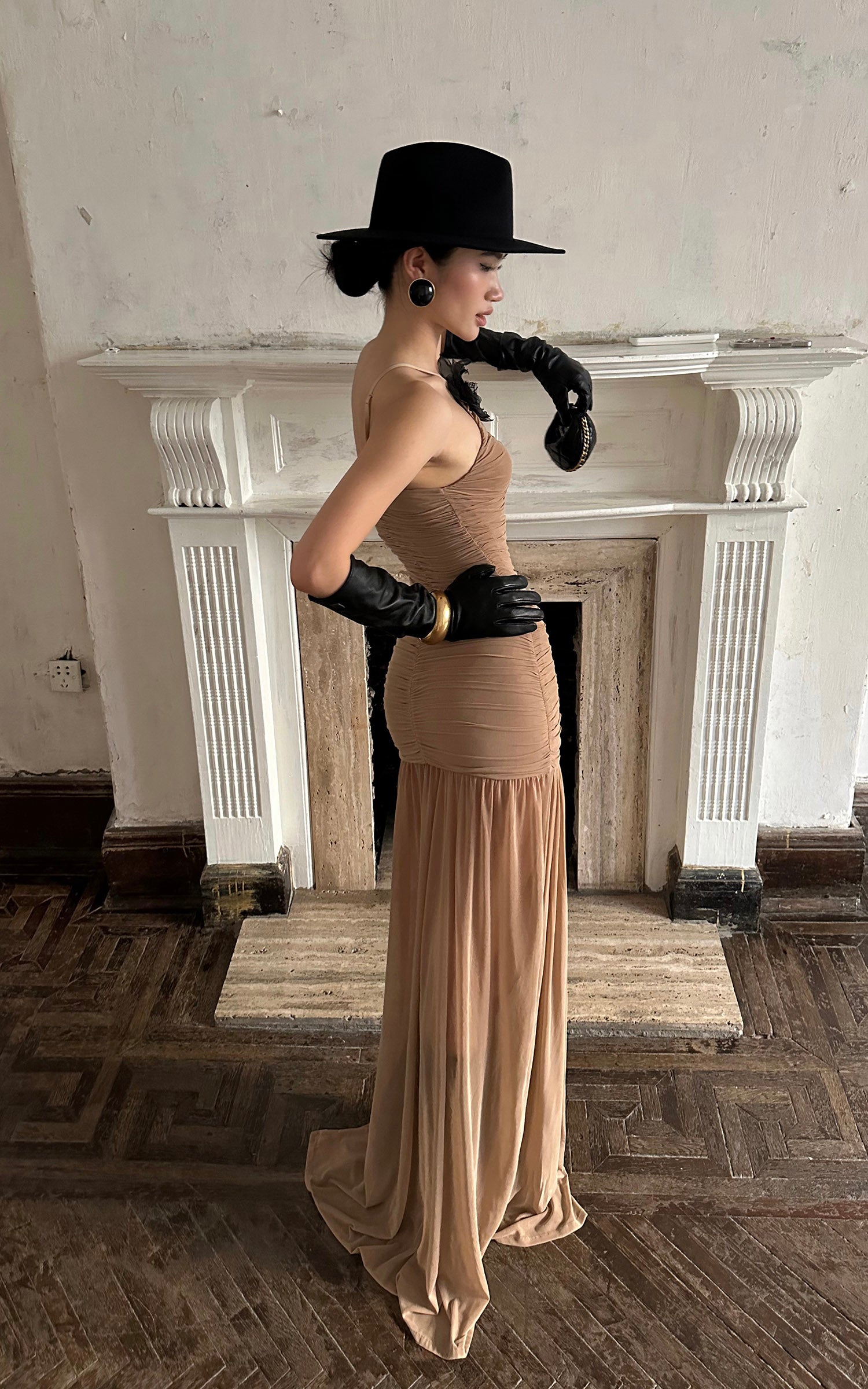 ROVENTE 取り外し可能なフラワーブローチ付きギャザーメッシュマキシドレス＆フローヘム