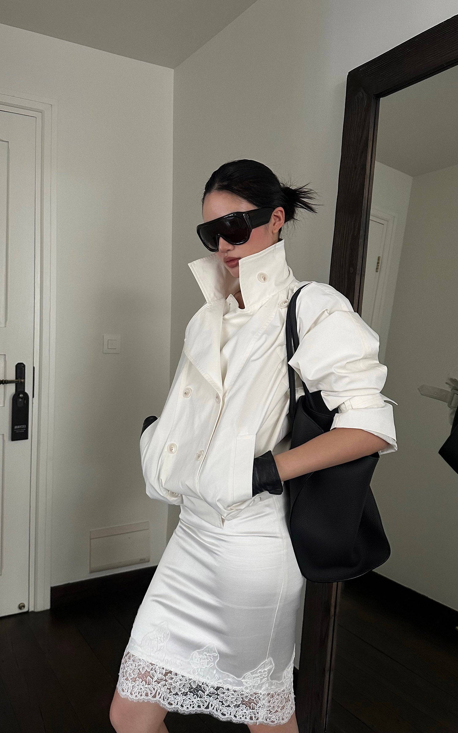 ROVENTE 構築的なラペルとバックル付きカフスが特徴のクロップドダブルブレストトレンチジャケット