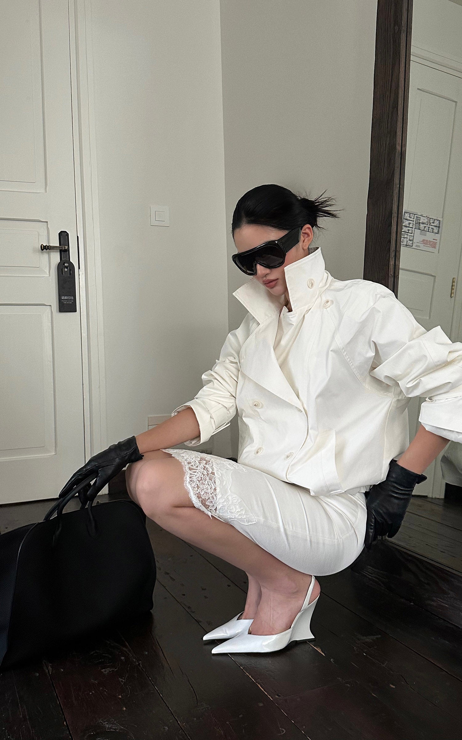 ROVENTE 構築的なラペルとバックル付きカフスが特徴のクロップドダブルブレストトレンチジャケット