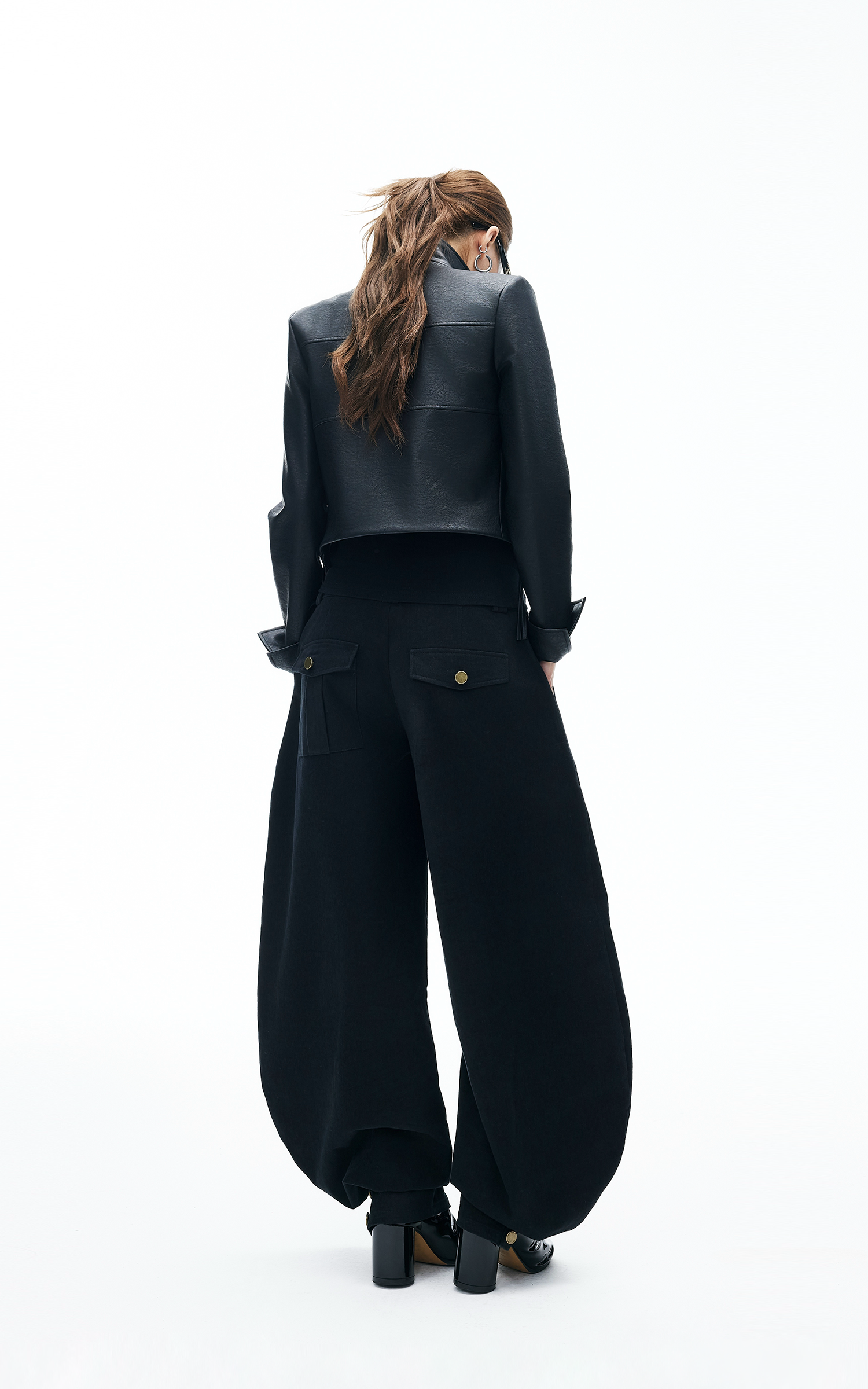 IAMXIAA ジップディテール付きクロップドフェイクレザージャケット