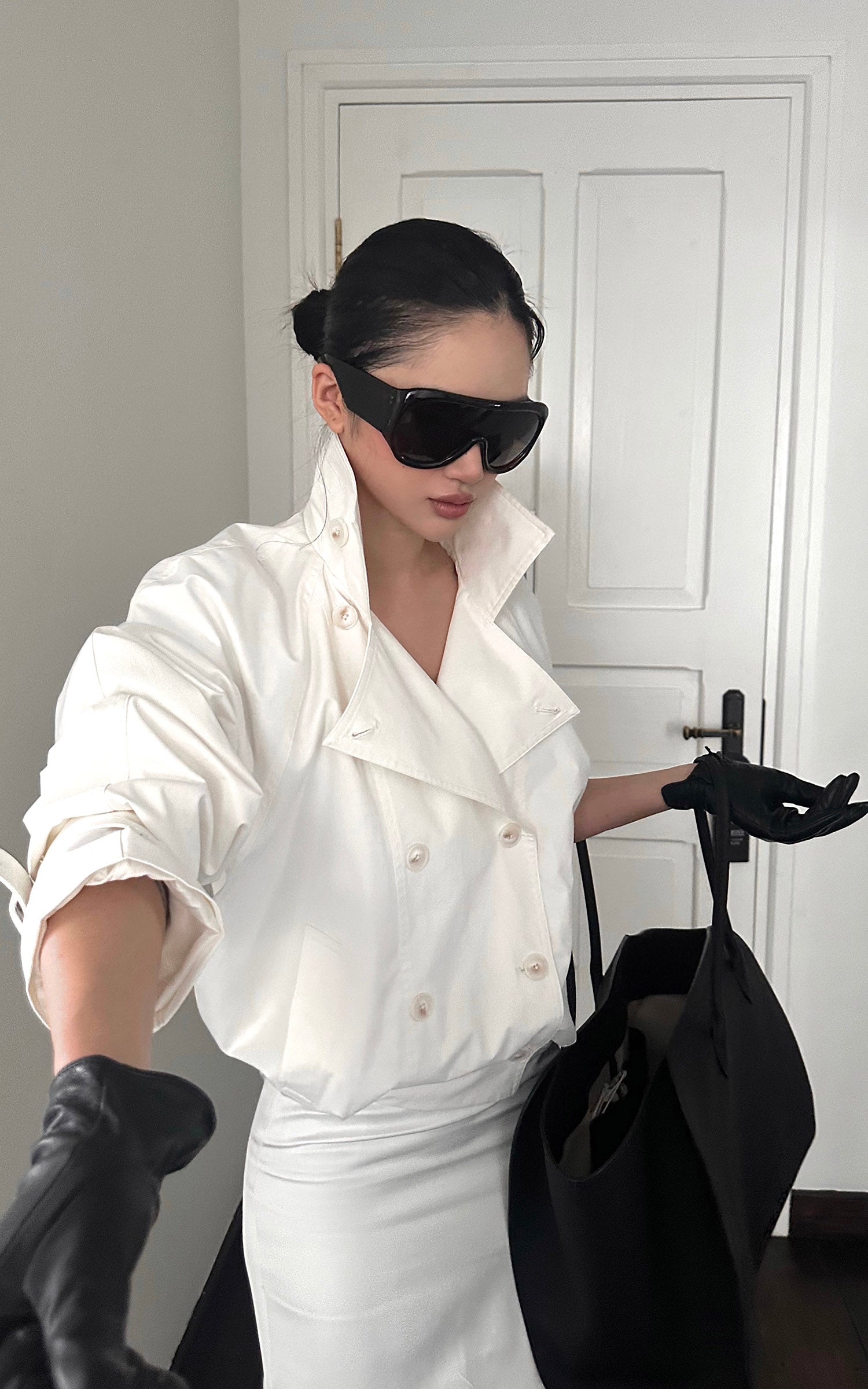 ROVENTE 構築的なラペルとバックル付きカフスが特徴のクロップドダブルブレストトレンチジャケット