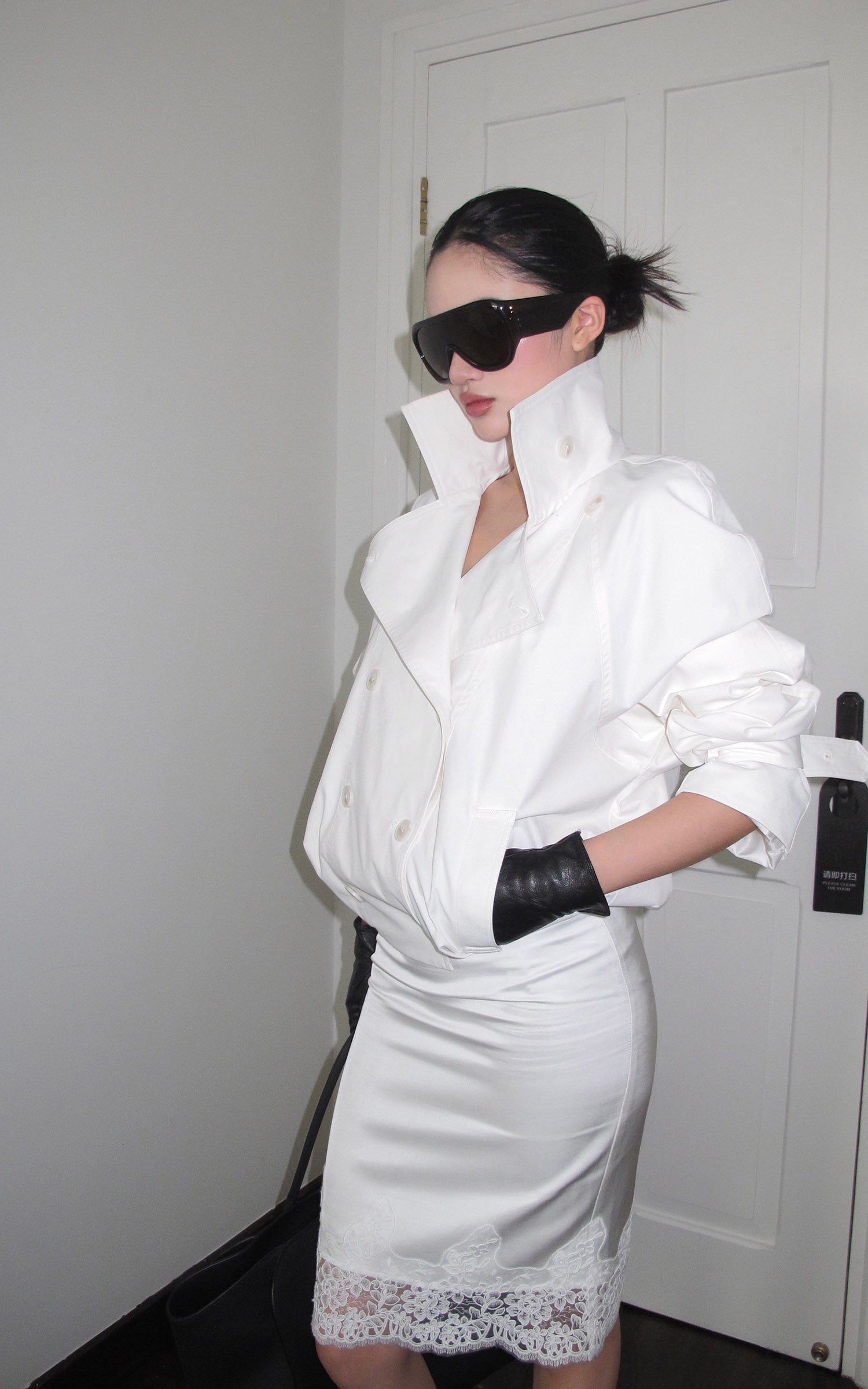 ROVENTE 構築的なラペルとバックル付きカフスが特徴のクロップドダブルブレストトレンチジャケット