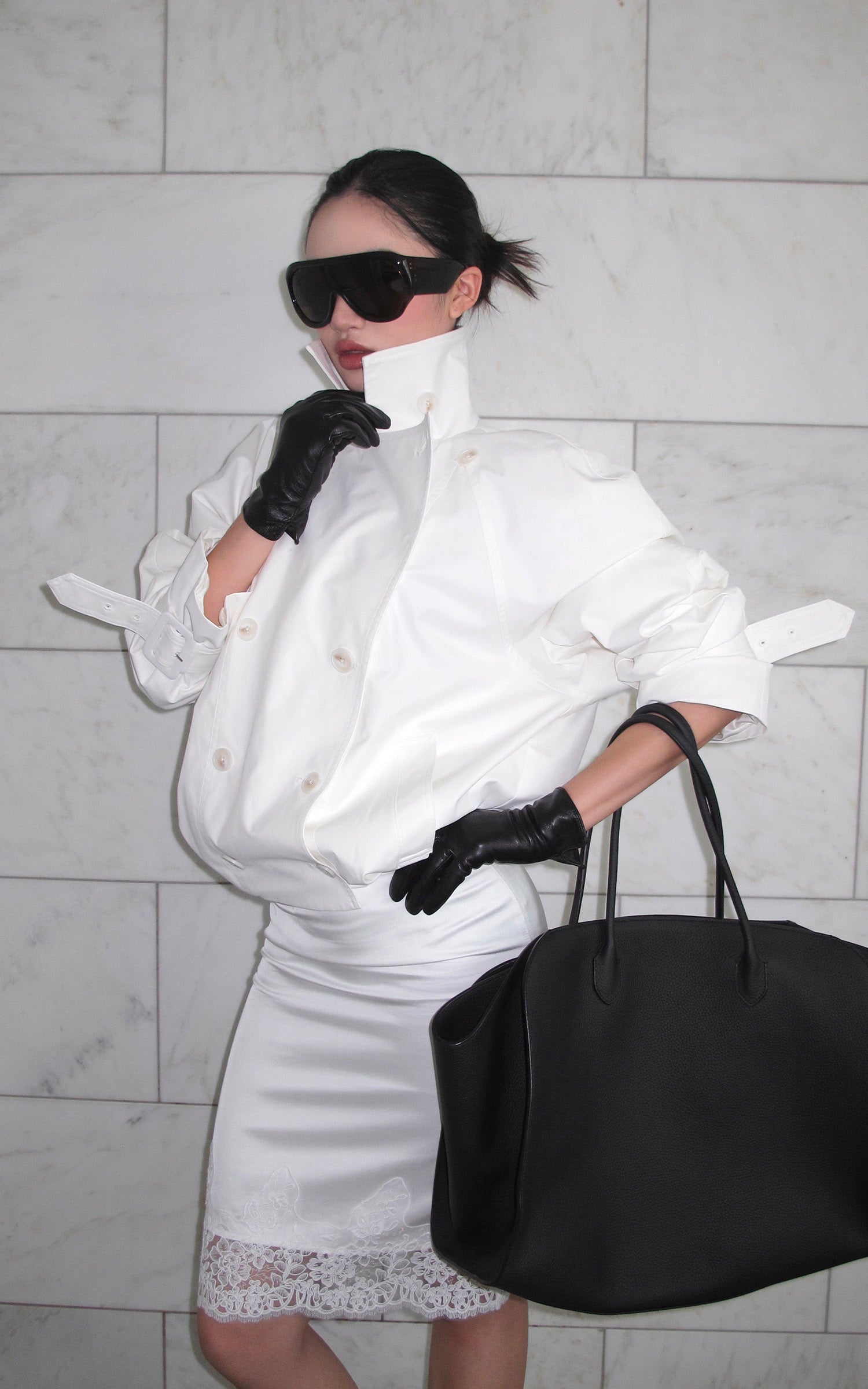 ROVENTE 構築的なラペルとバックル付きカフスが特徴のクロップドダブルブレストトレンチジャケット