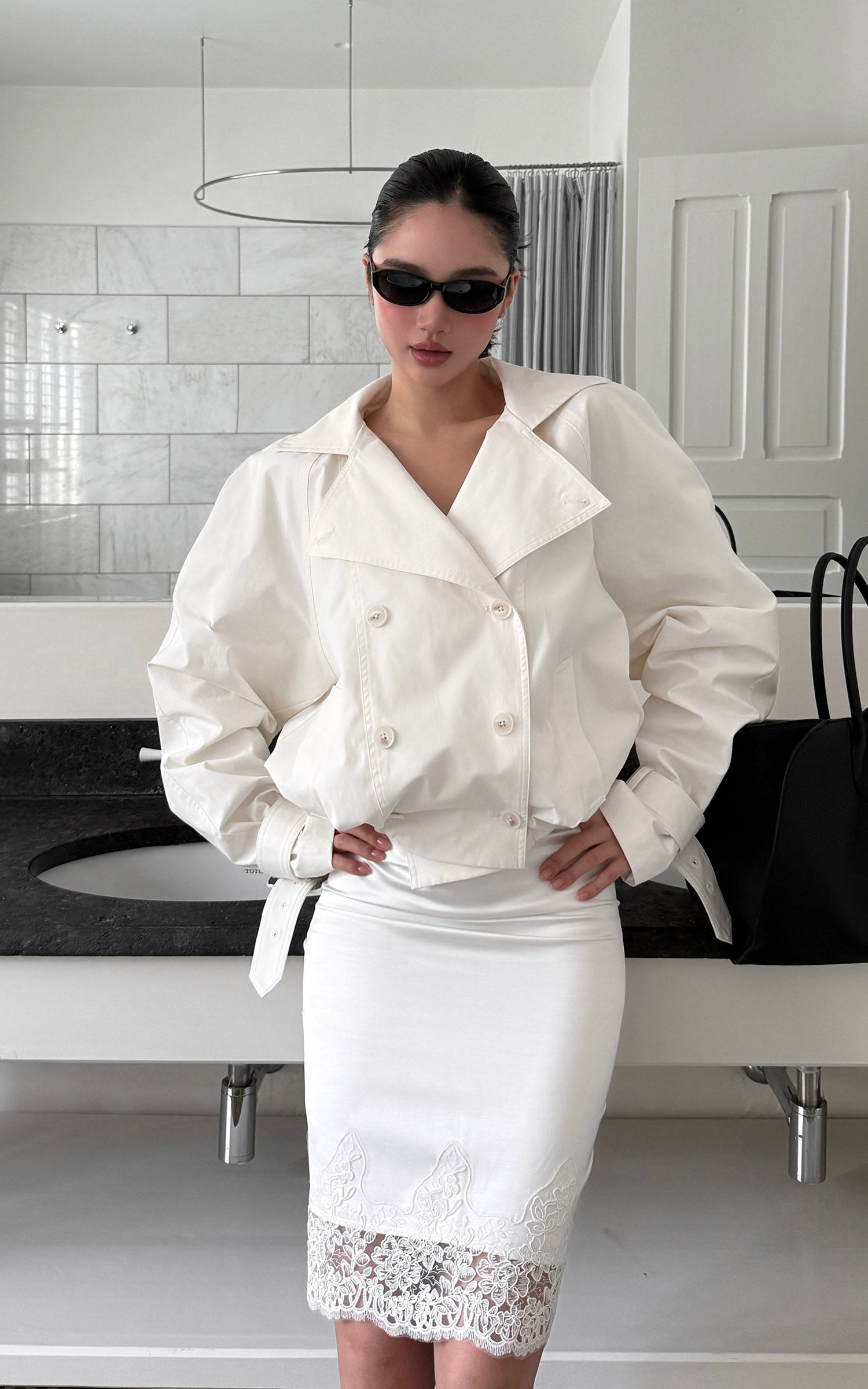 ROVENTE 構築的なラペルとバックル付きカフスが特徴のクロップドダブルブレストトレンチジャケット