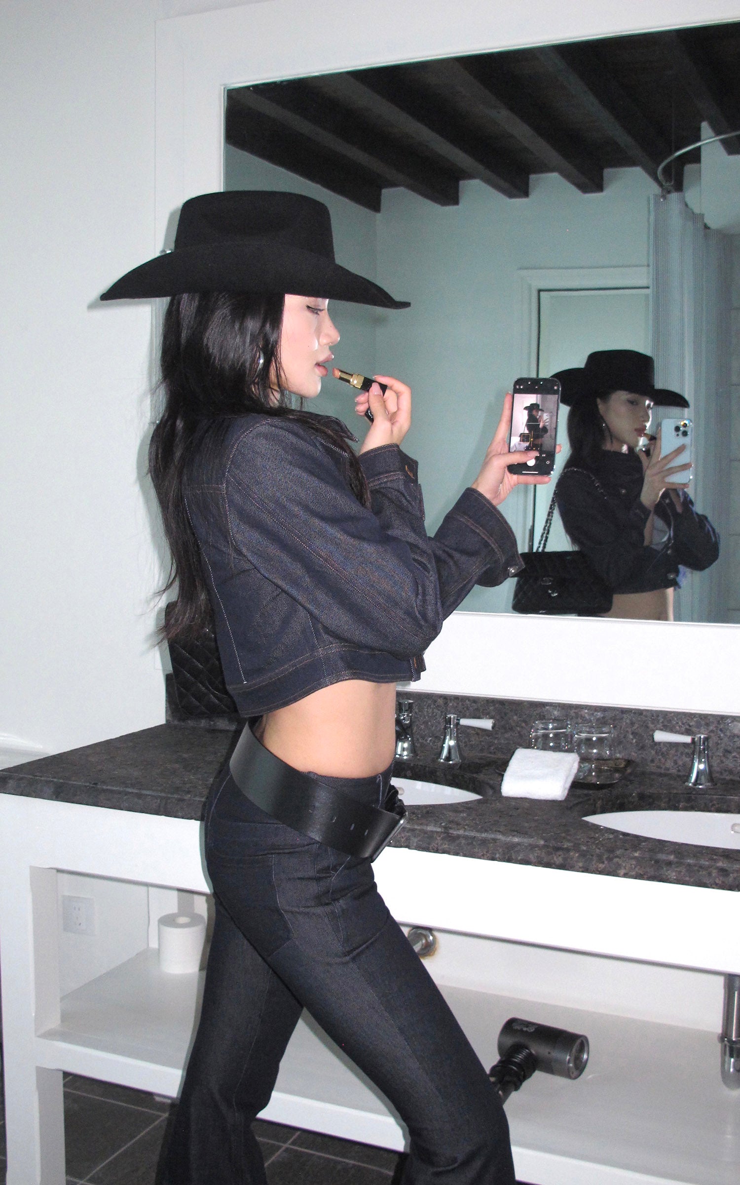 ROVENTE 構築的なフィット感とコントラストステッチが魅力のクロップドデニムジャケット