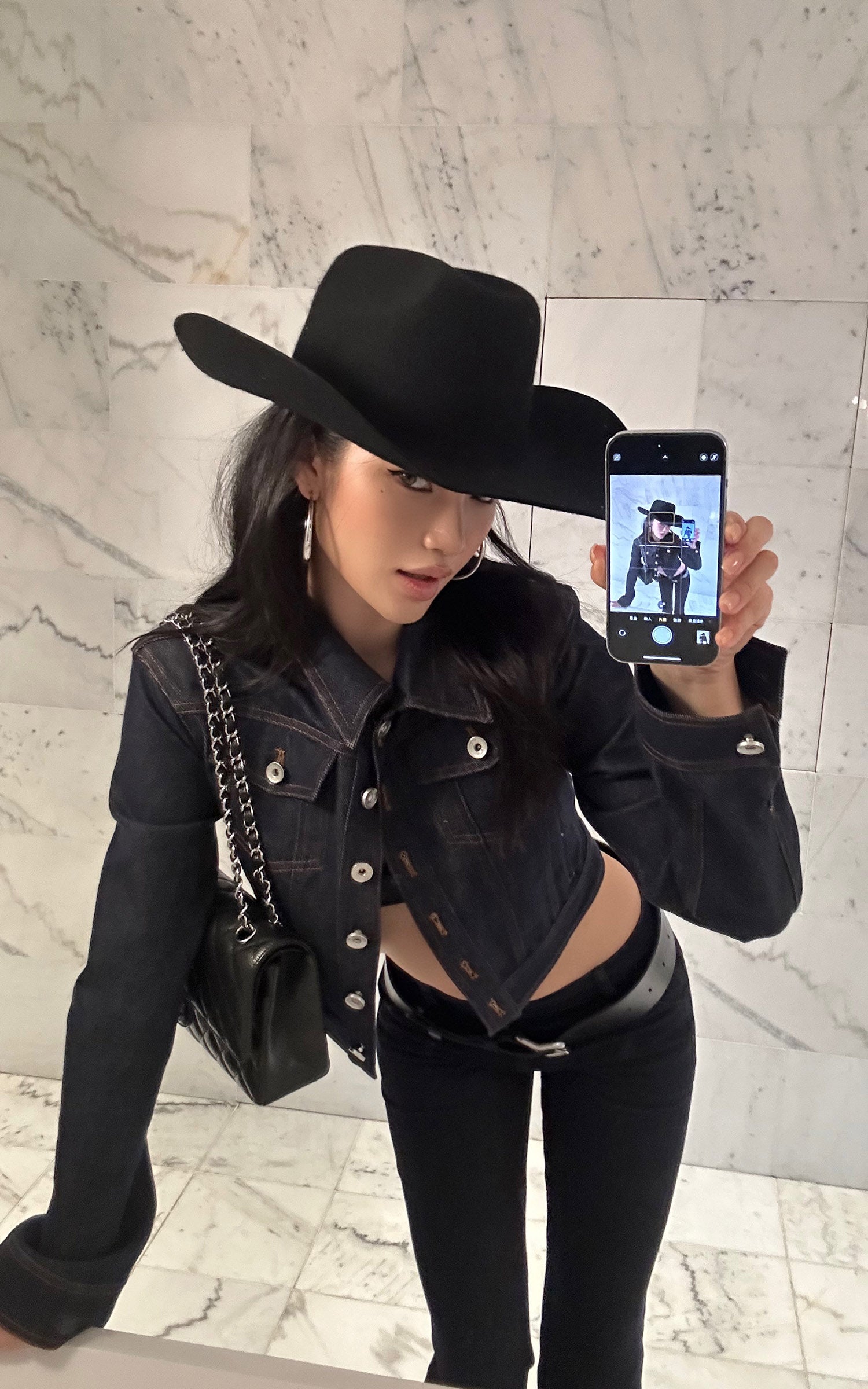 ROVENTE 構築的なフィット感とコントラストステッチが魅力のクロップドデニムジャケット