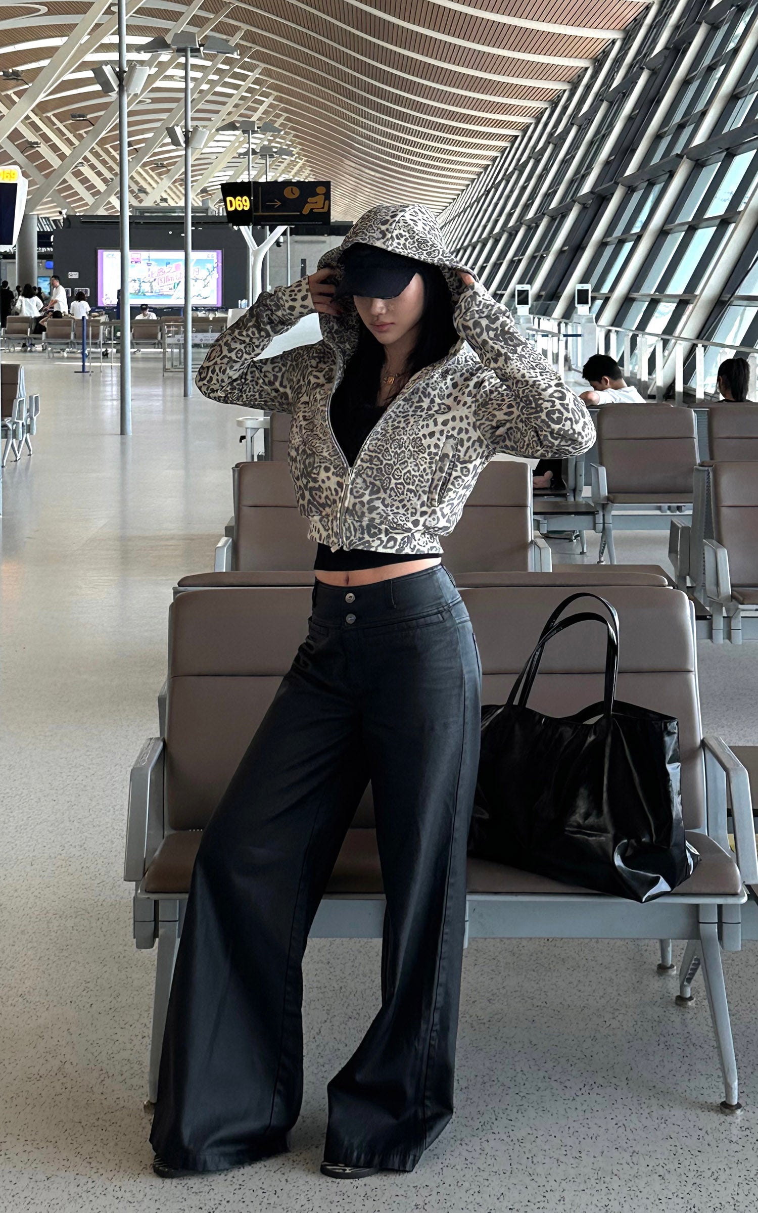 ROVENTE レオパード柄クロップドジップパーカー