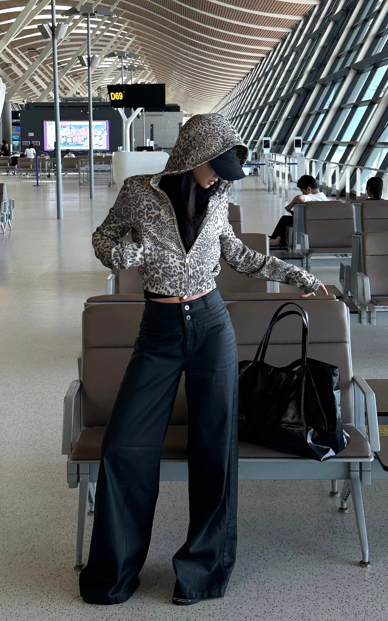 ROVENTE レオパード柄クロップドジップパーカー