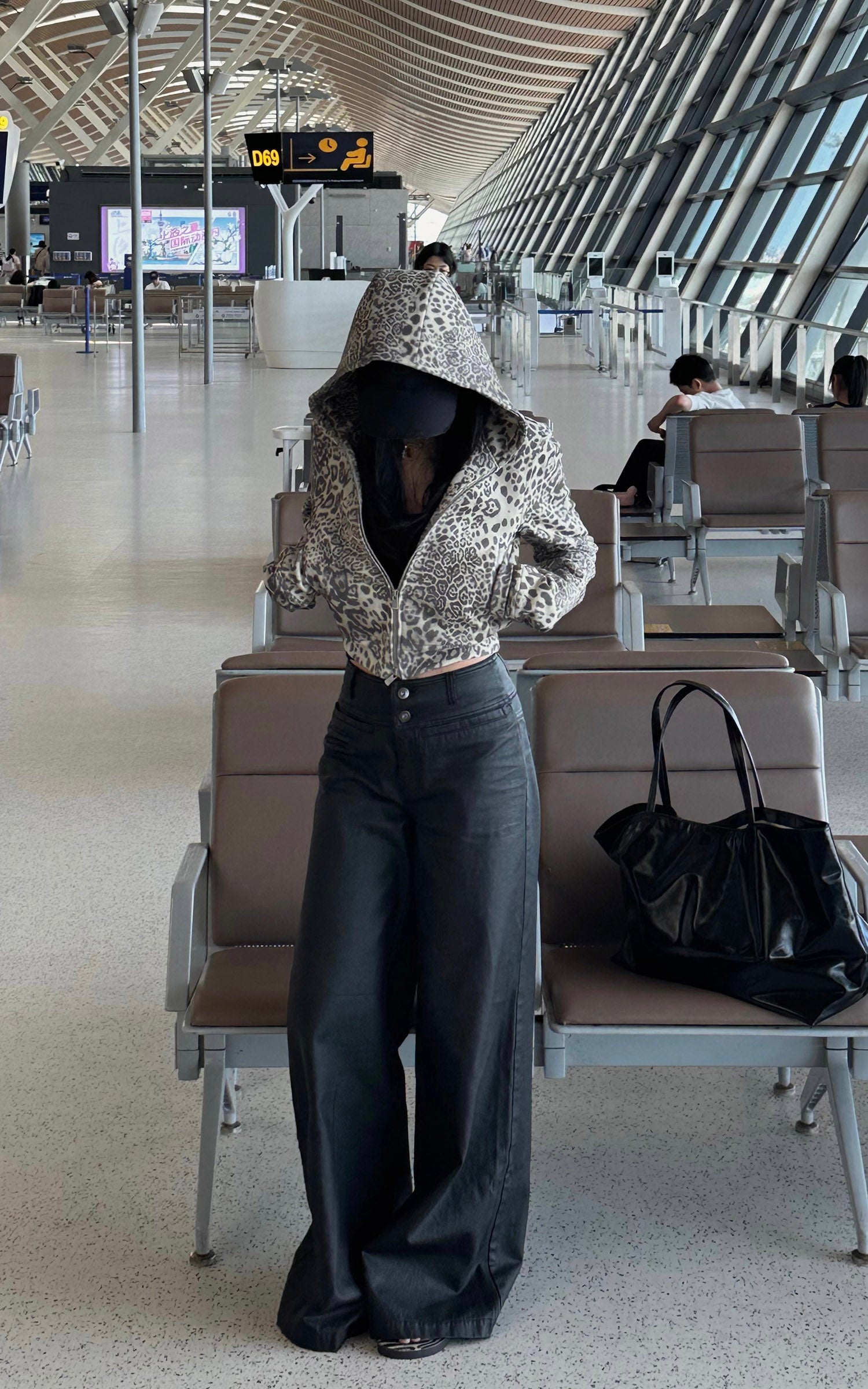 ROVENTE レオパード柄クロップドジップパーカー