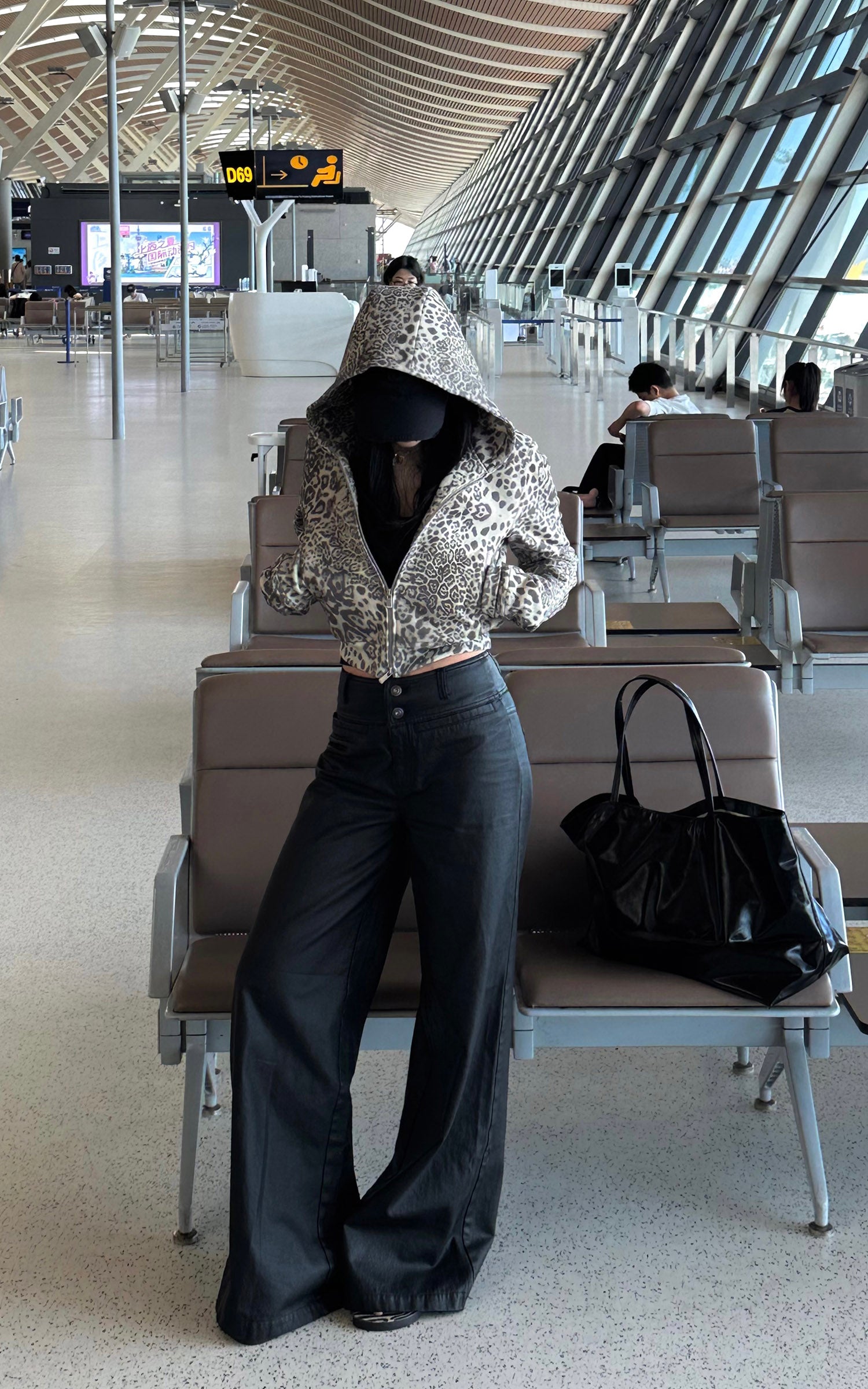 ROVENTE レオパード柄クロップドジップパーカー