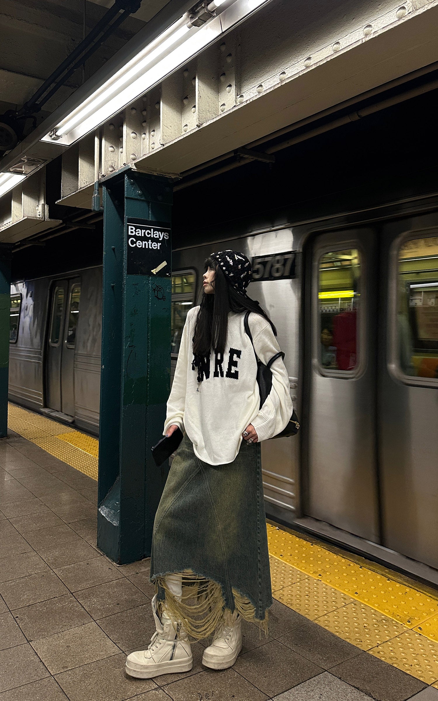 WARDEN EDGE ダメージ加工の大胆なWREロゴ入りオーバーサイズニットセーター