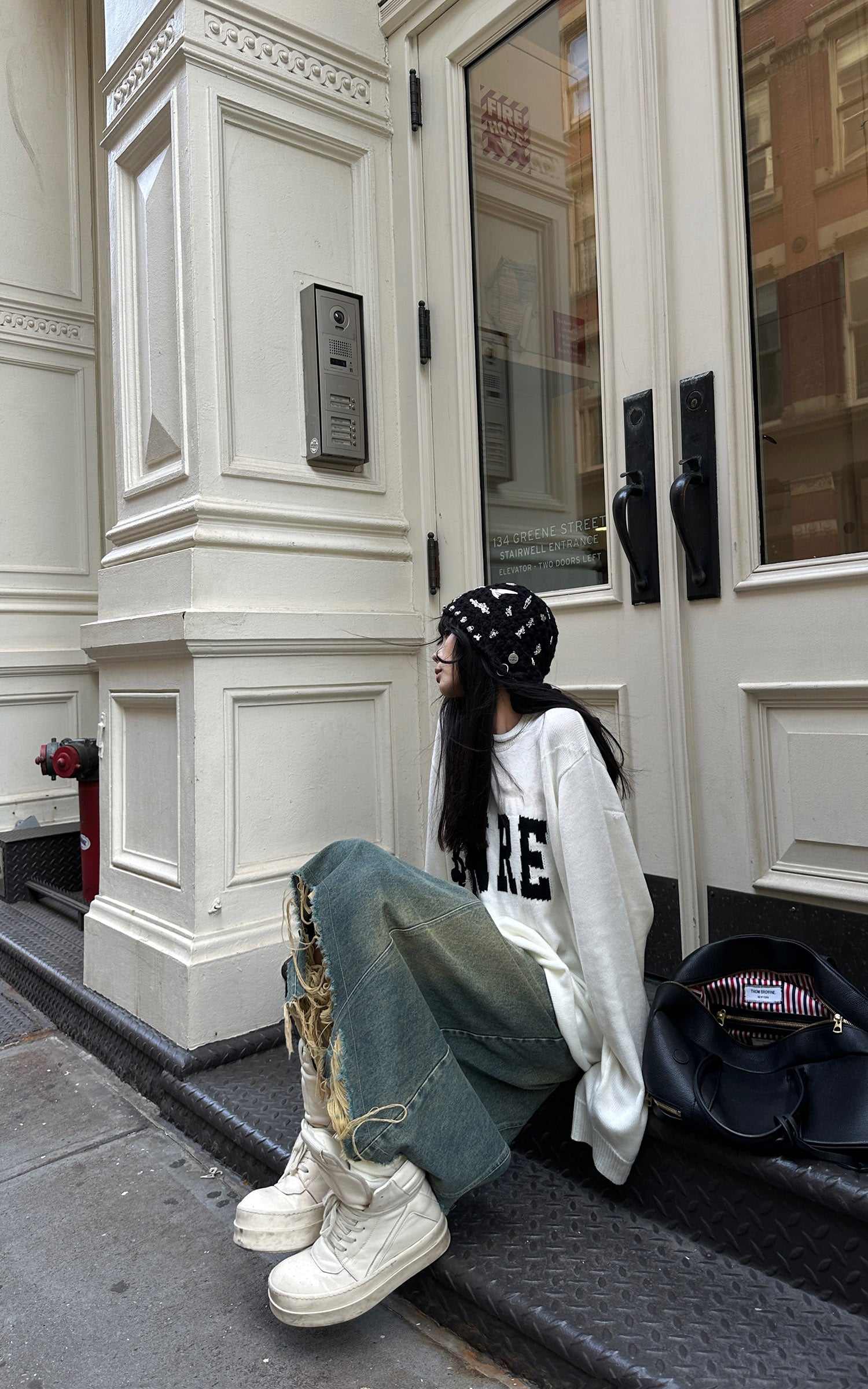 WARDEN EDGE ダメージ加工の大胆なWREロゴ入りオーバーサイズニットセーター